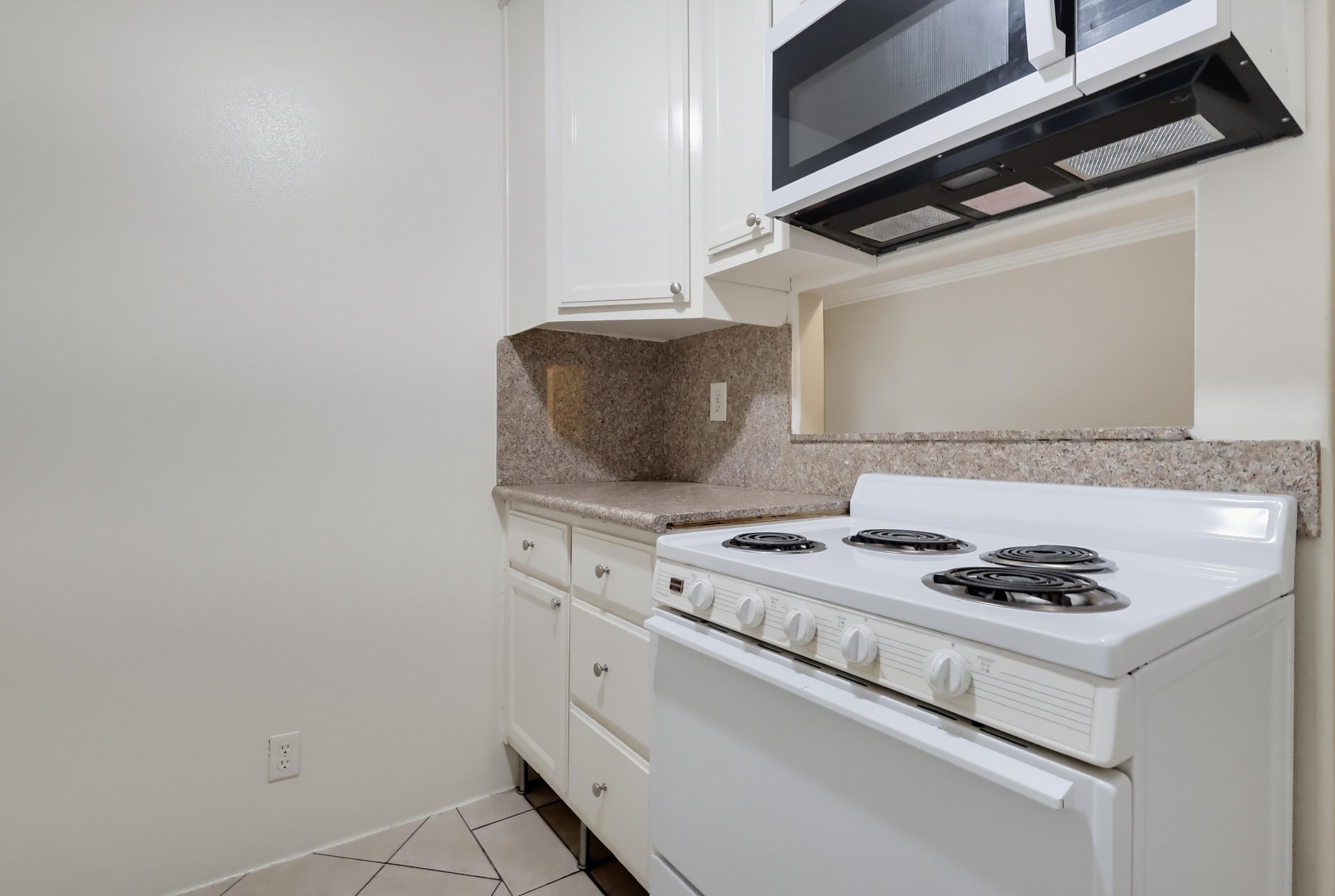 Virtual tour photo 23 of 35 for 640 Elm Ave Apt 11