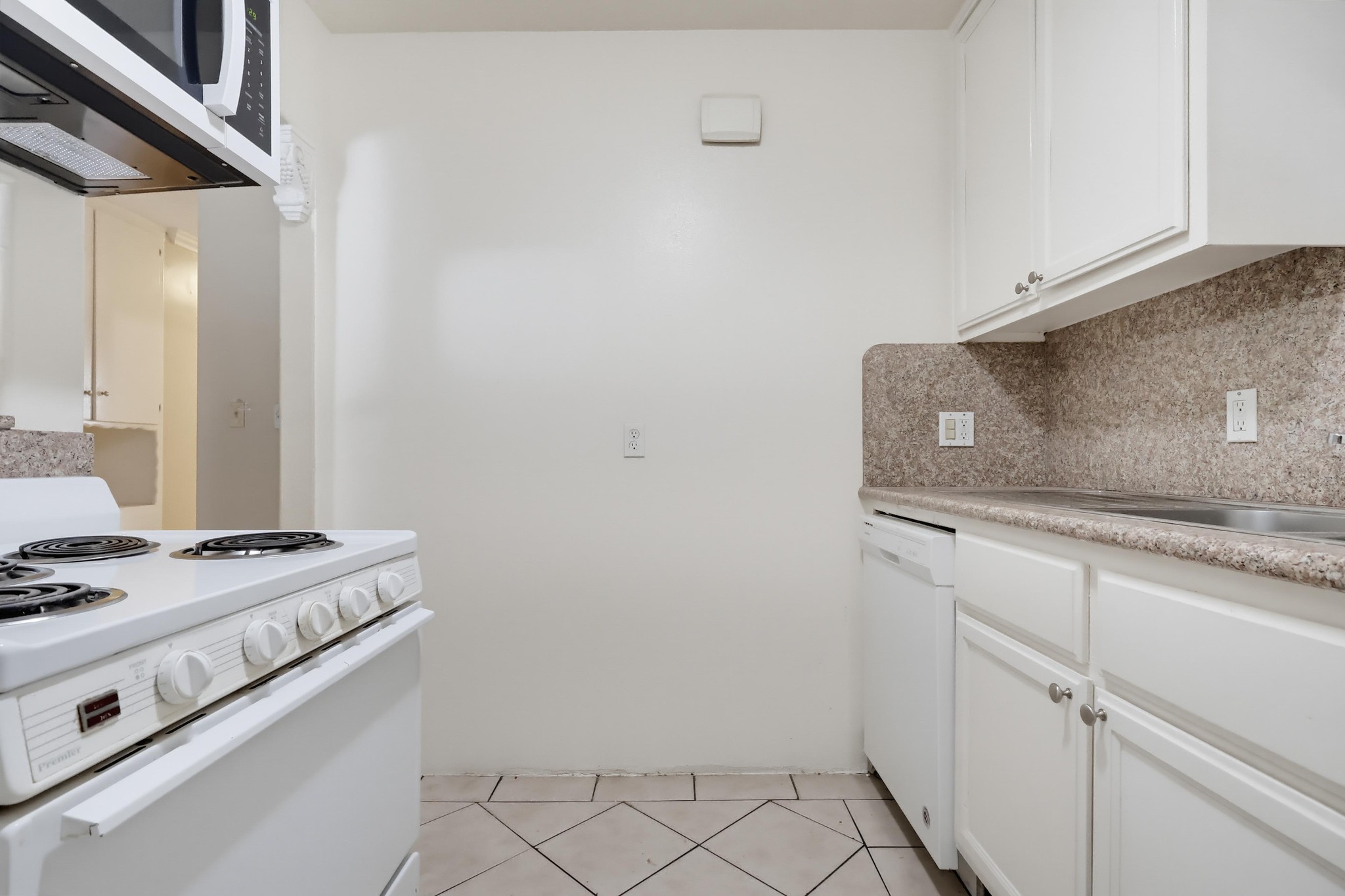 Virtual tour photo 25 of 35 for 640 Elm Ave Apt 11