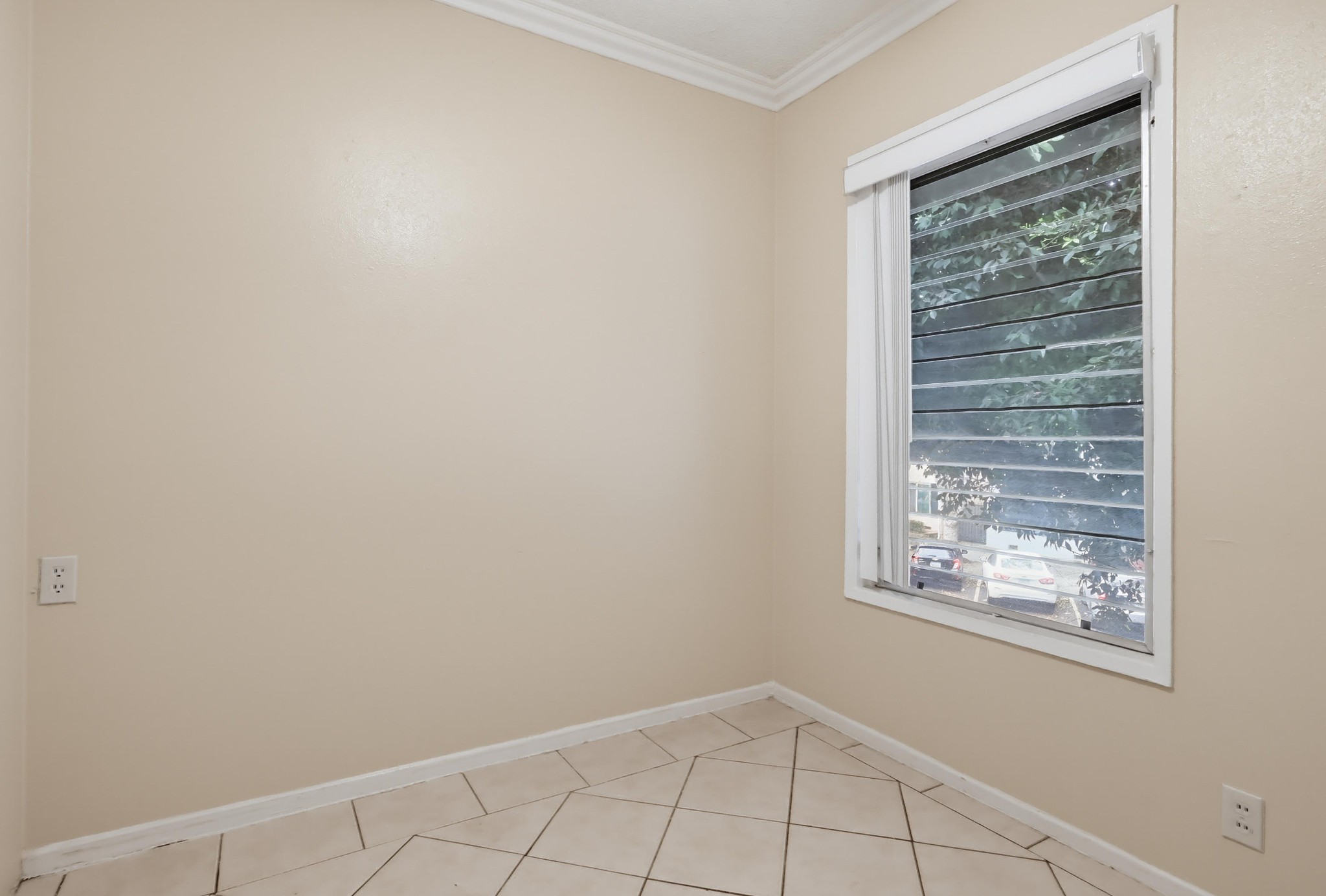 Virtual tour photo 27 of 35 for 640 Elm Ave Apt 11