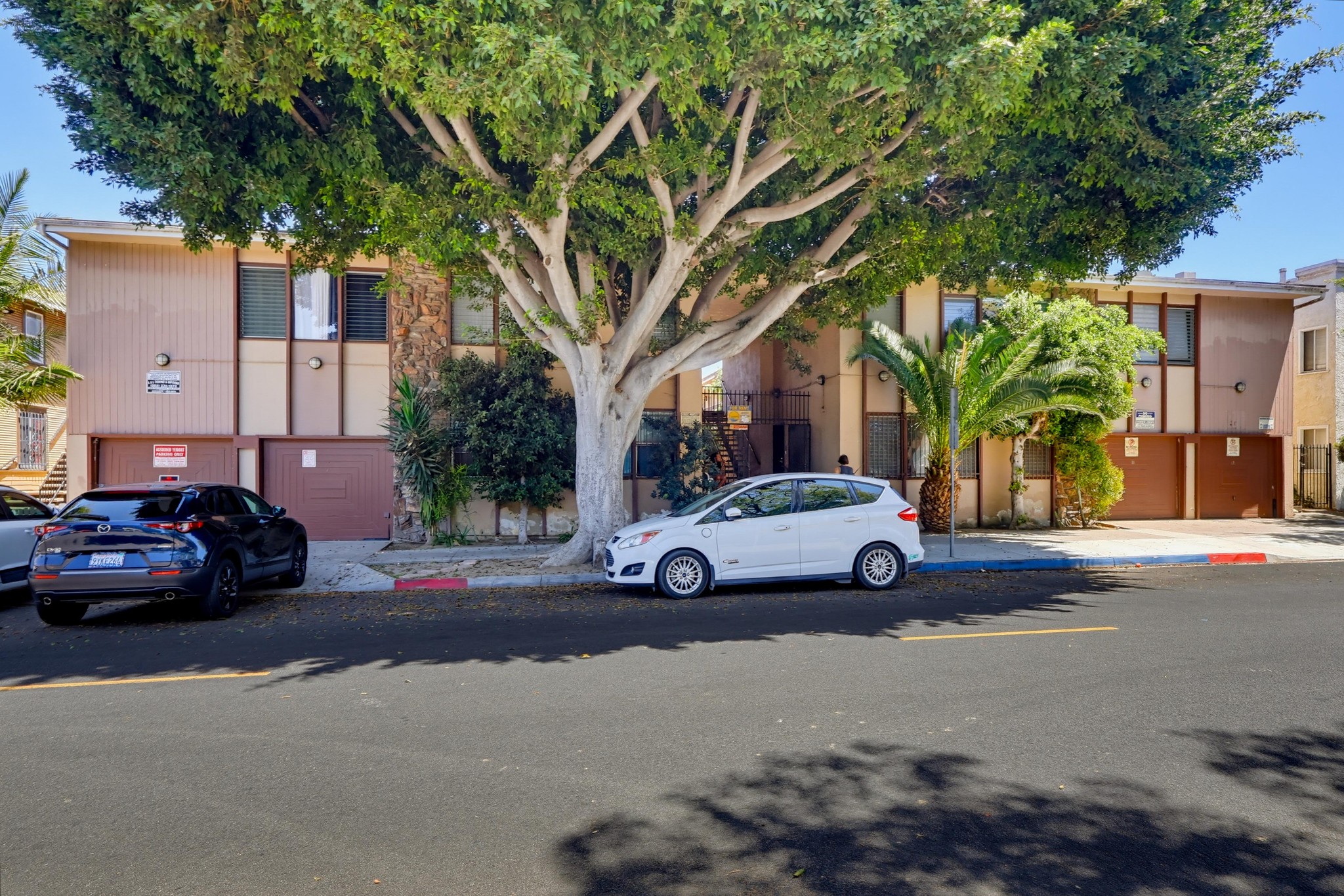 Virtual tour photo 1 of 38 for 640 Elm Ave Apt 5