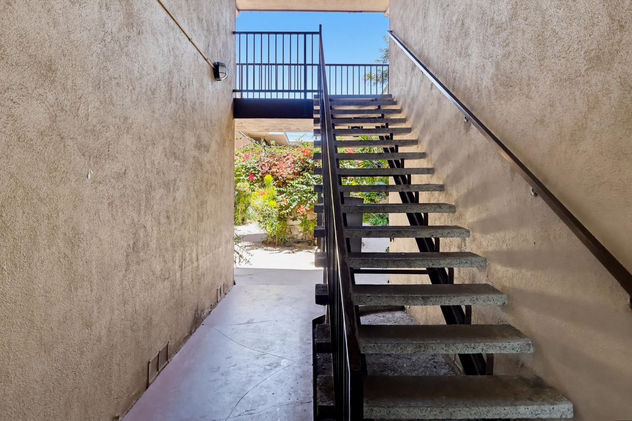Virtual tour photo 3 of 38 for 640 Elm Ave Apt 5