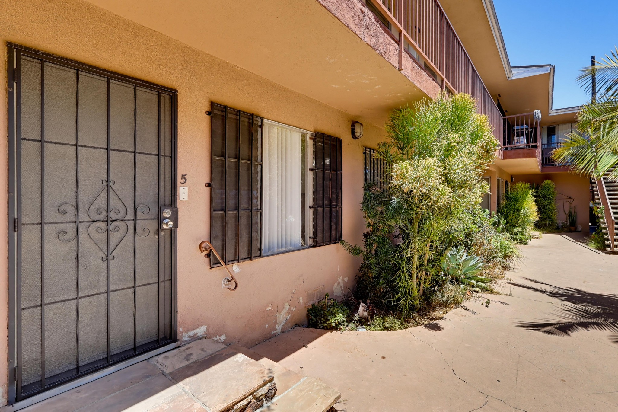 Virtual tour photo 6 of 38 for 640 Elm Ave Apt 5