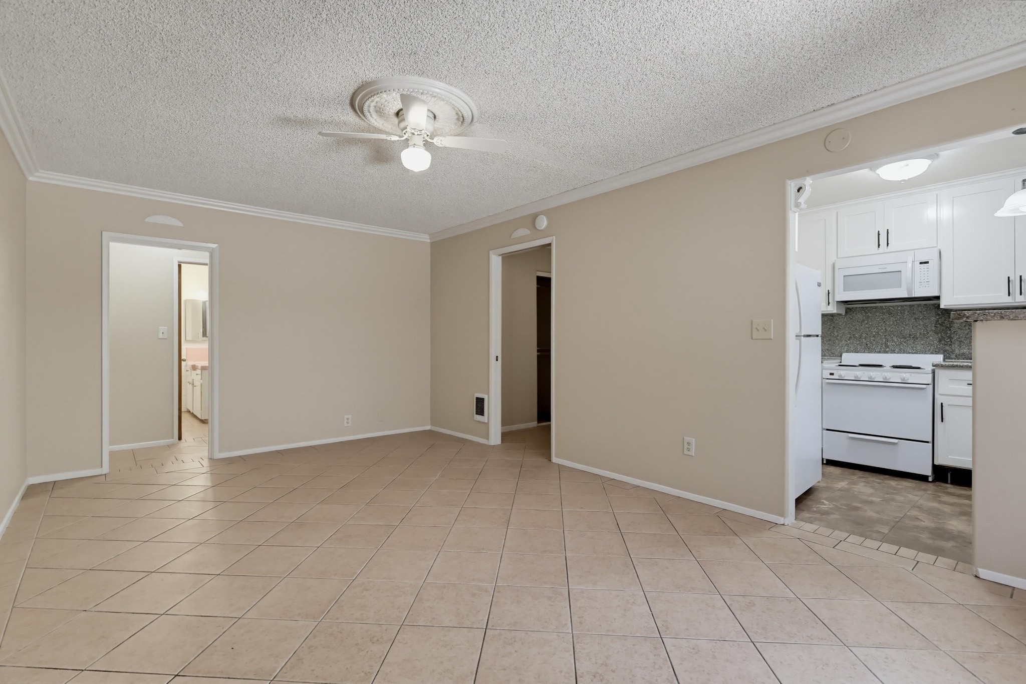 Virtual tour photo 7 of 38 for 640 Elm Ave Apt 5