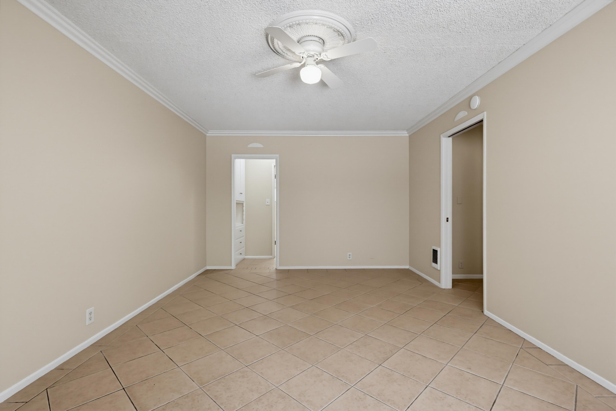Virtual tour photo 8 of 38 for 640 Elm Ave Apt 5