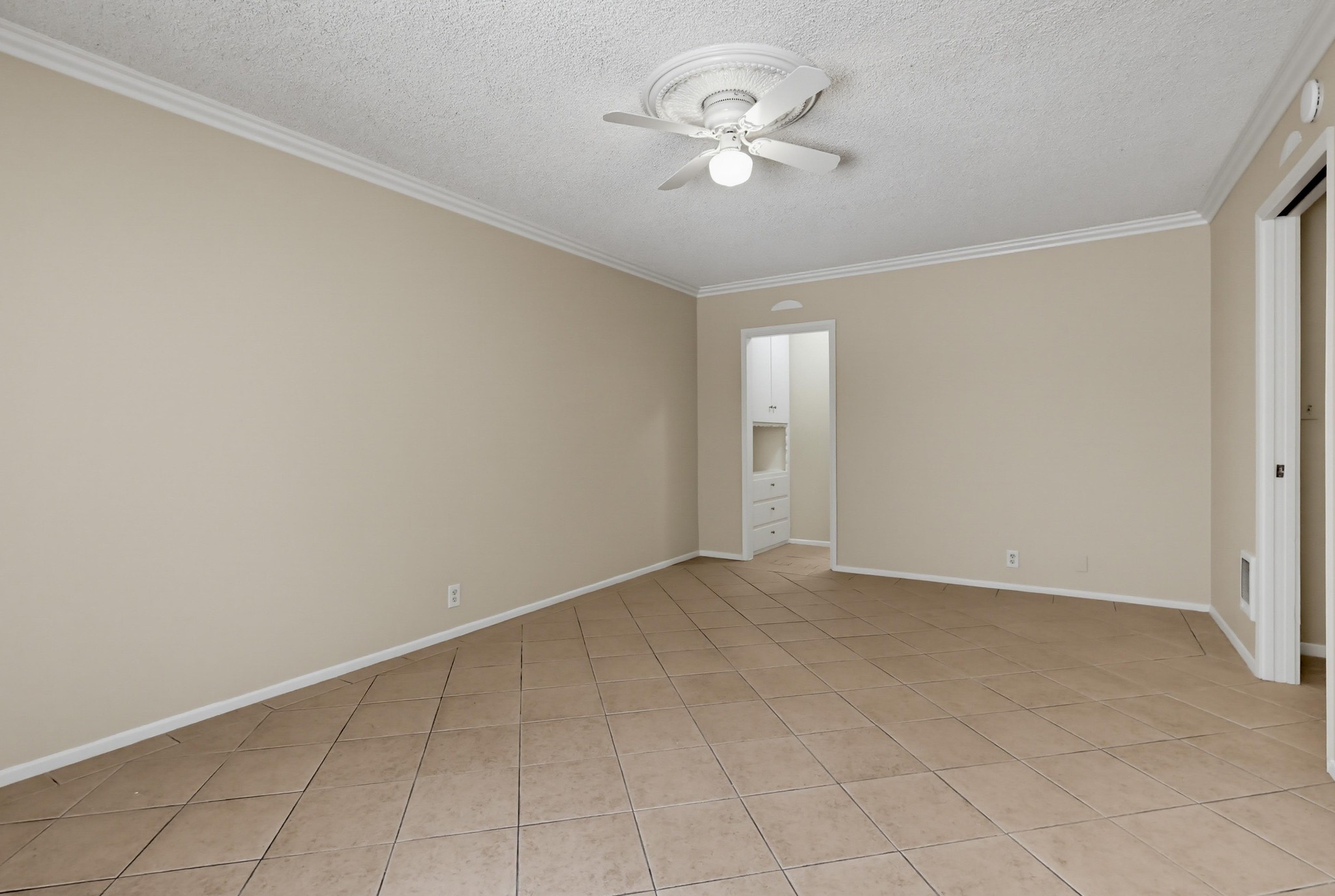 Virtual tour photo 9 of 38 for 640 Elm Ave Apt 5