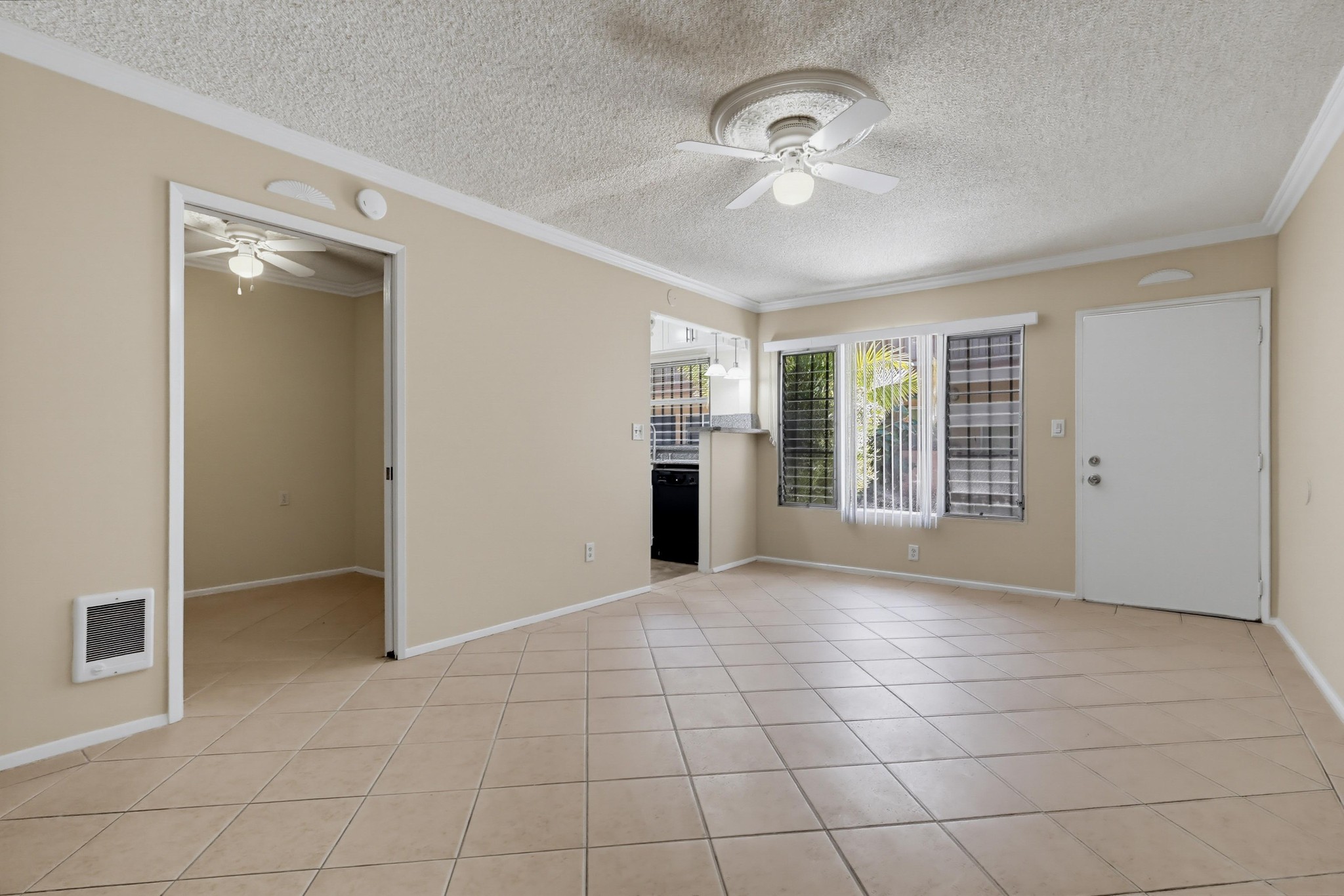 Virtual tour photo 10 of 38 for 640 Elm Ave Apt 5