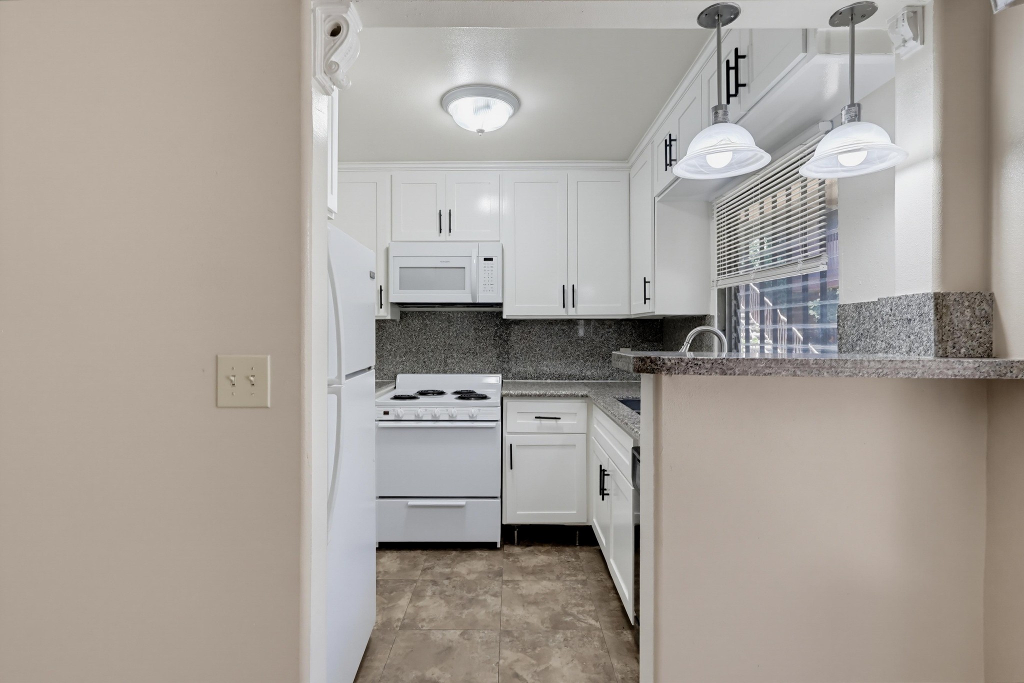 Virtual tour photo 13 of 38 for 640 Elm Ave Apt 5