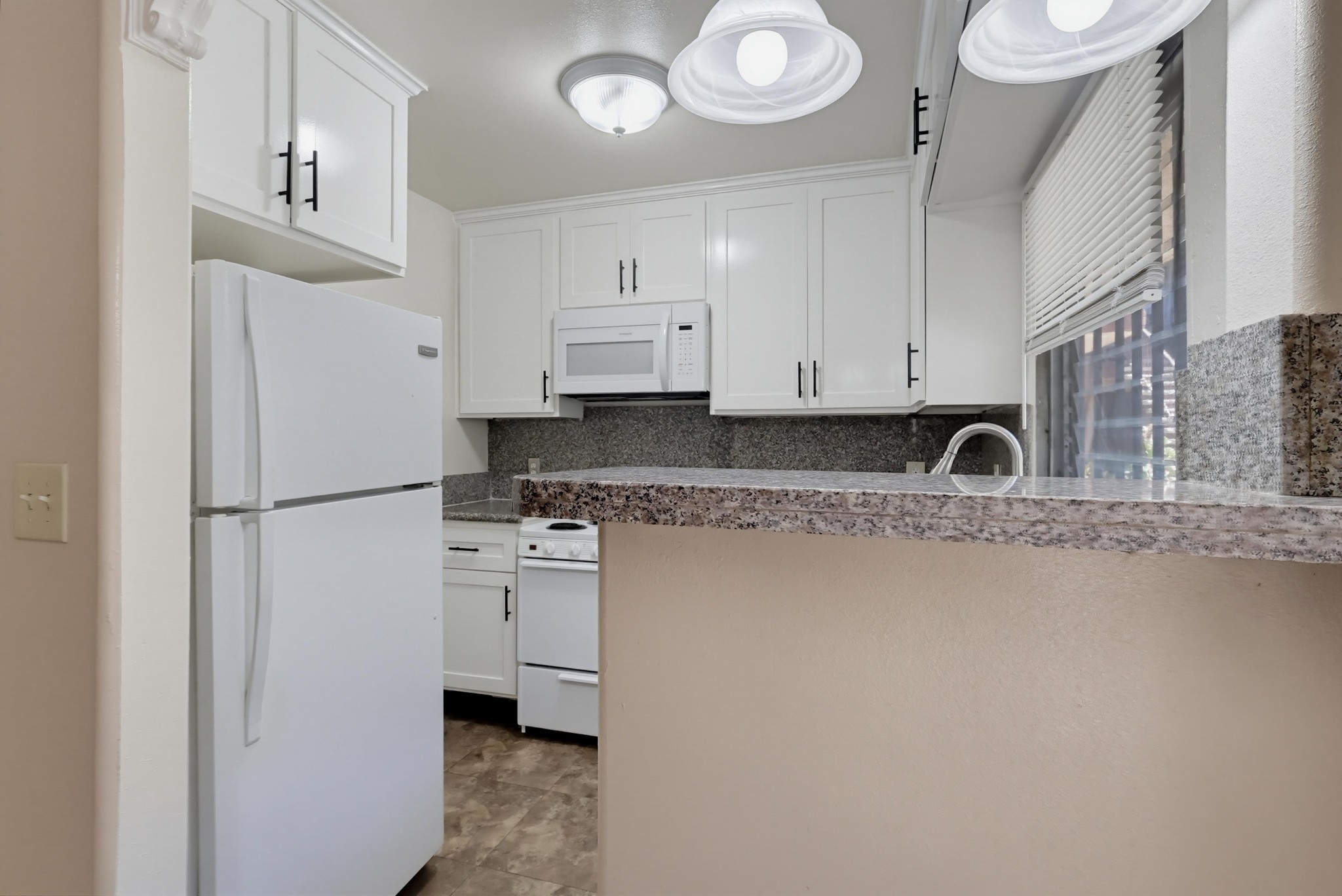 Virtual tour photo 14 of 38 for 640 Elm Ave Apt 5