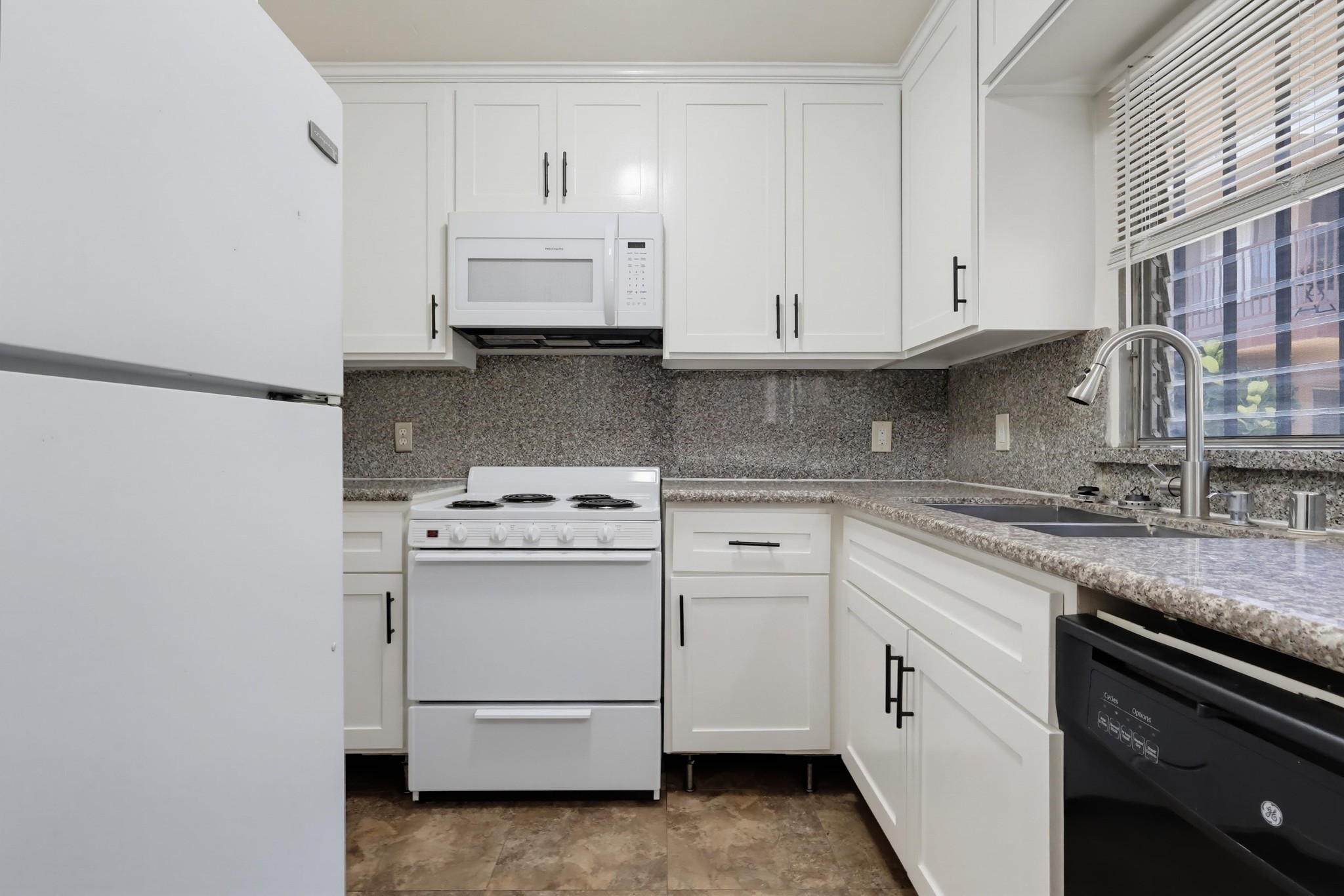 Virtual tour photo 15 of 38 for 640 Elm Ave Apt 5