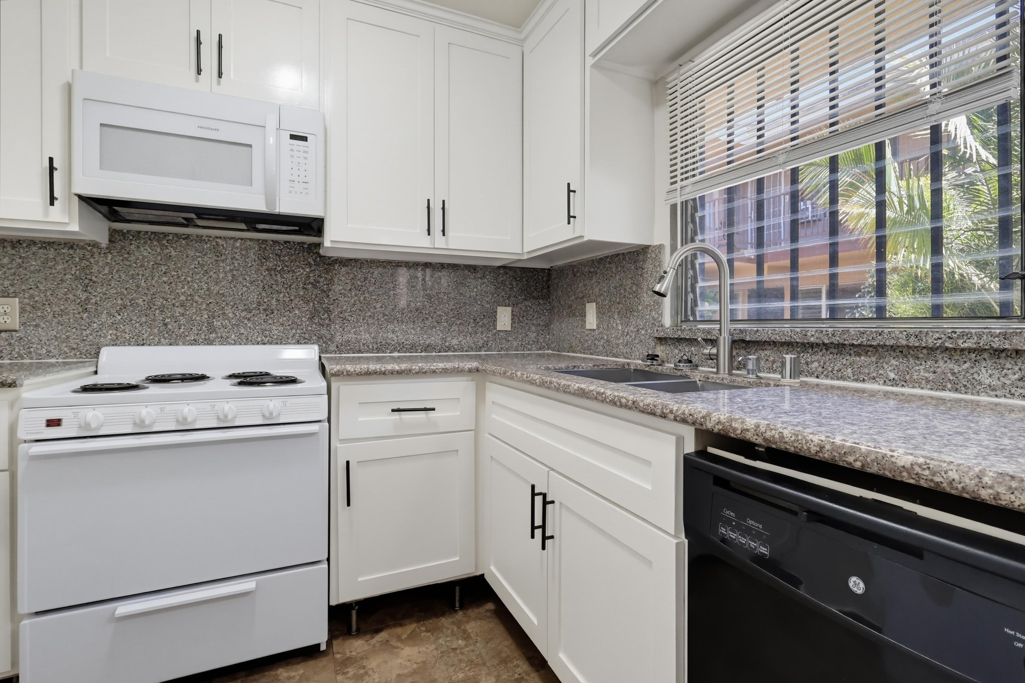 Virtual tour photo 16 of 38 for 640 Elm Ave Apt 5