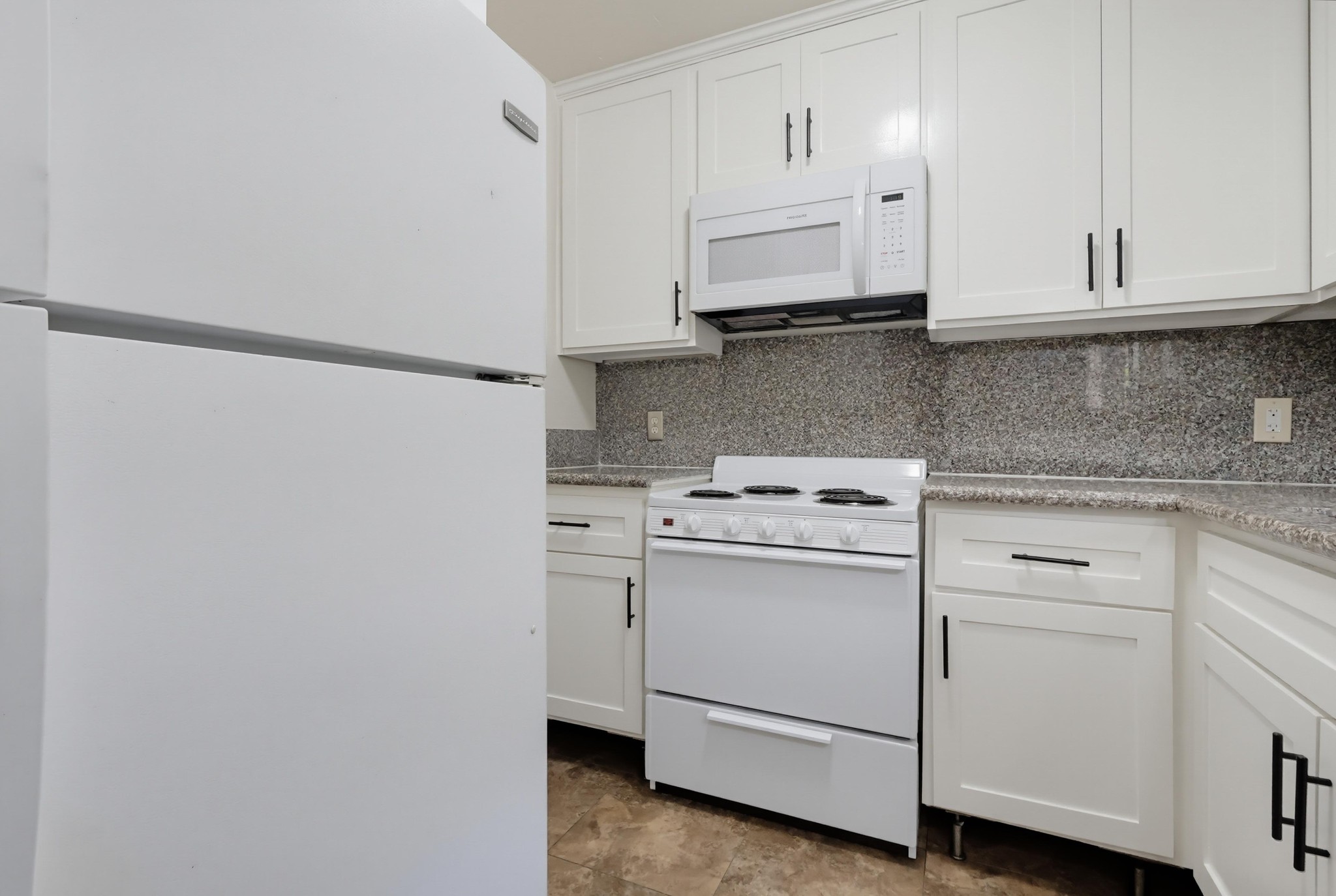 Virtual tour photo 17 of 38 for 640 Elm Ave Apt 5