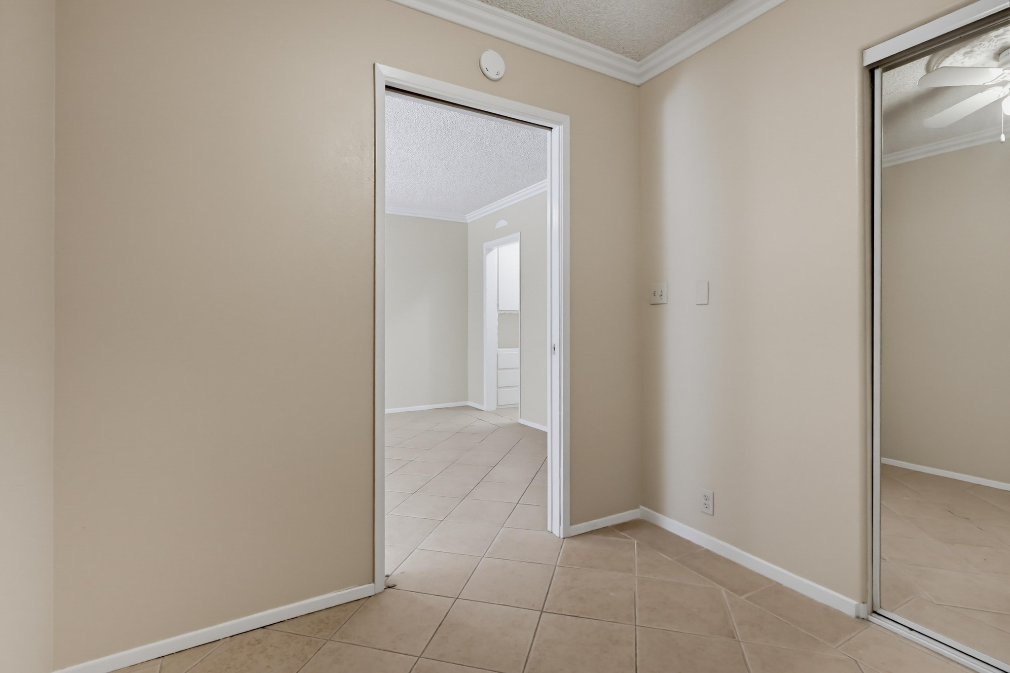 Virtual tour photo 20 of 38 for 640 Elm Ave Apt 5