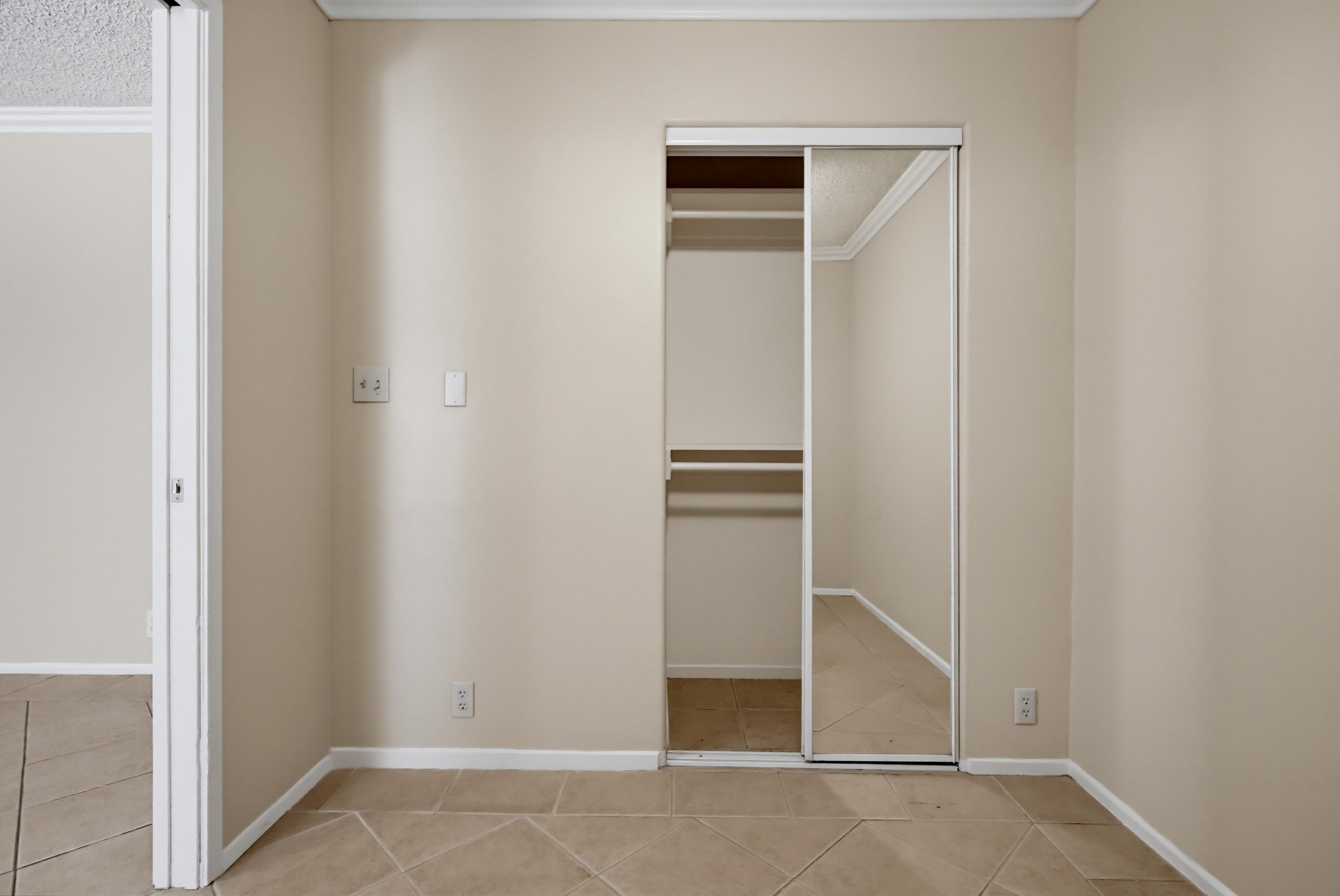 Virtual tour photo 21 of 38 for 640 Elm Ave Apt 5