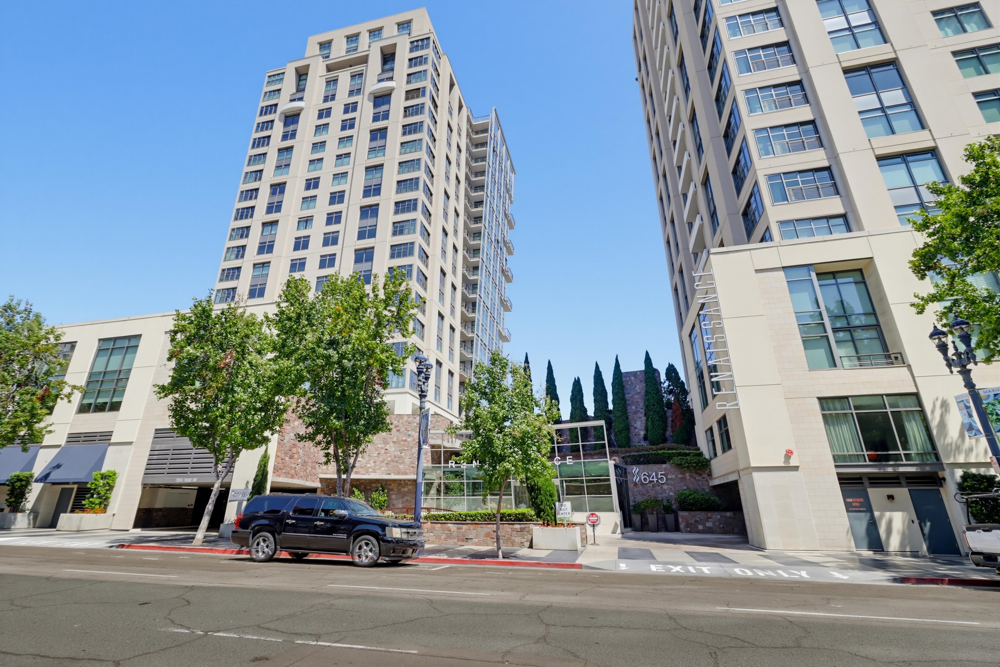 Virtual tour photo 3 of 53 for 645 Front St