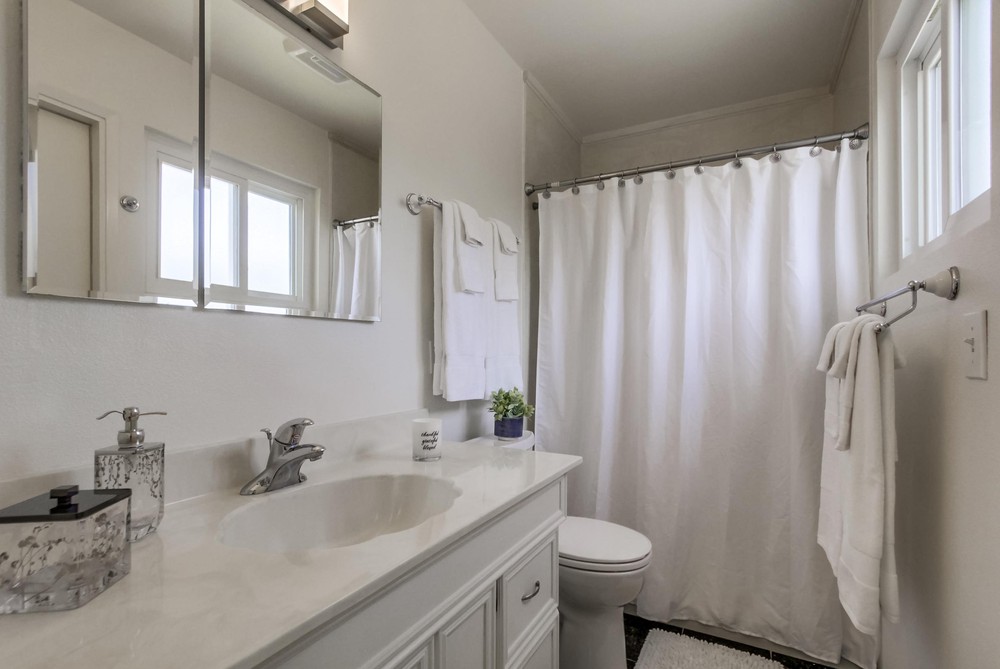 Virtual tour photo 31 of 49 for 6459 Lake Shore Dr