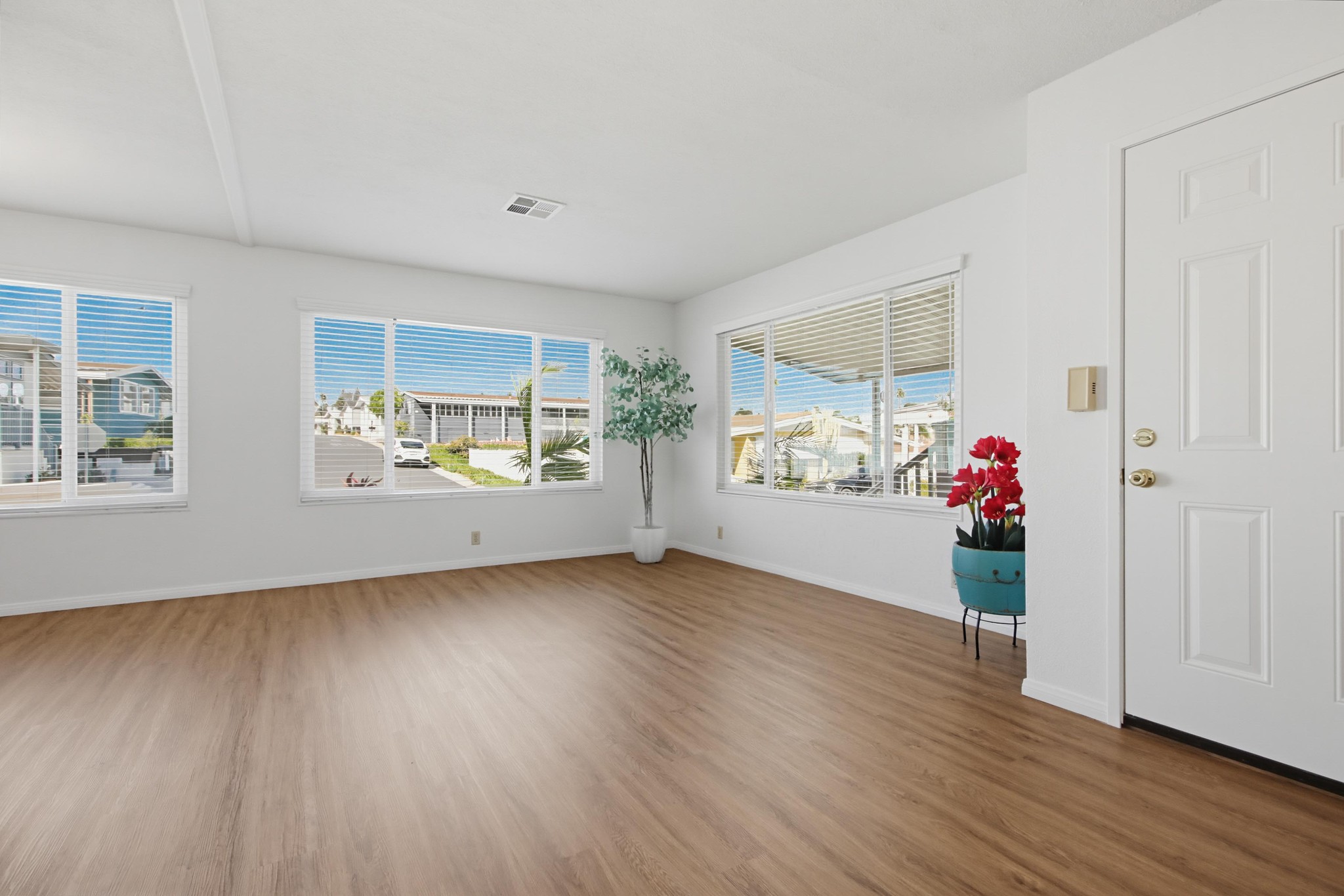 Virtual tour photo 4 of 55 for 650 S Rancho Santa Fe Rd #121