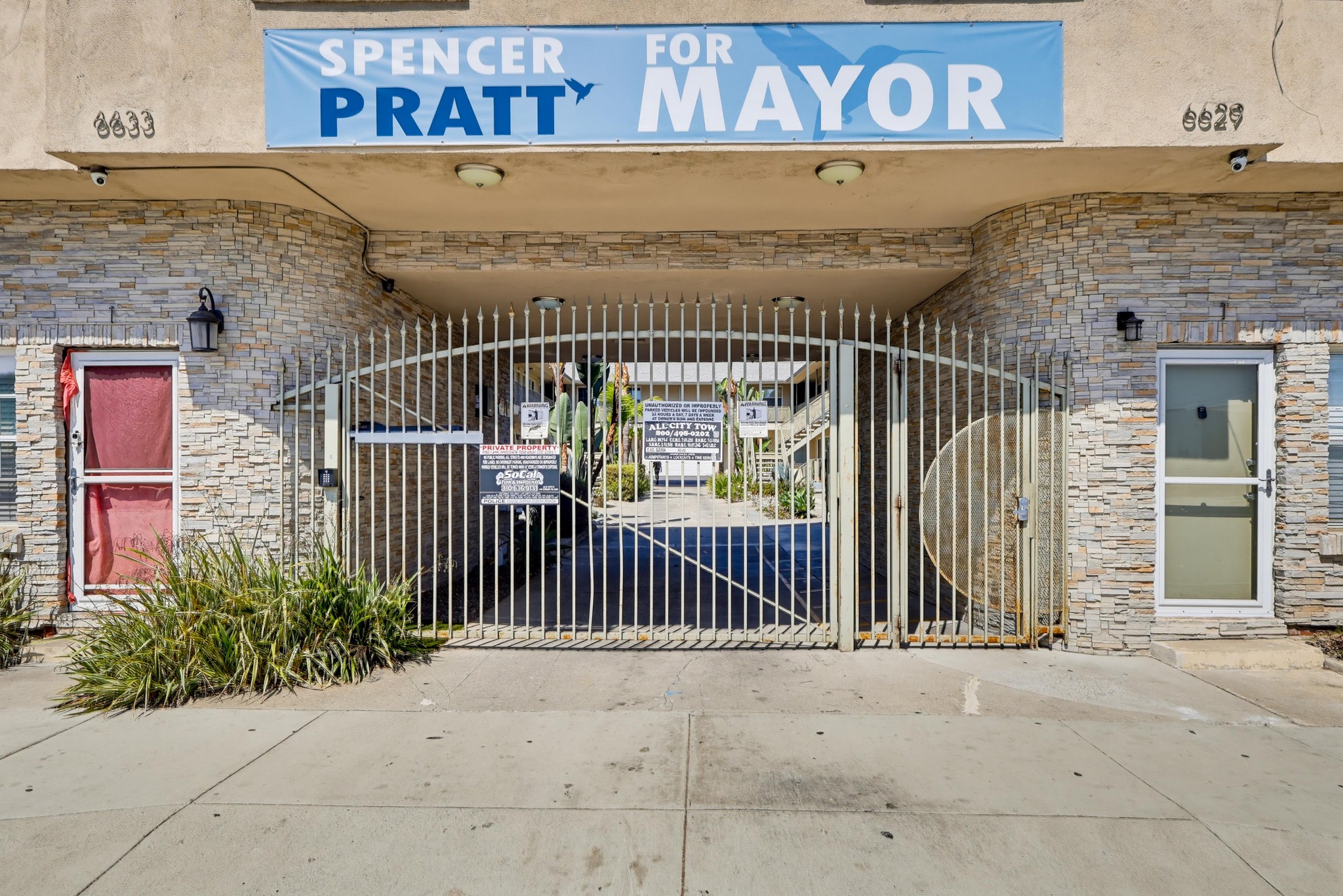 Virtual tour photo 3 of 41 for 6633 S Crenshaw Blvd