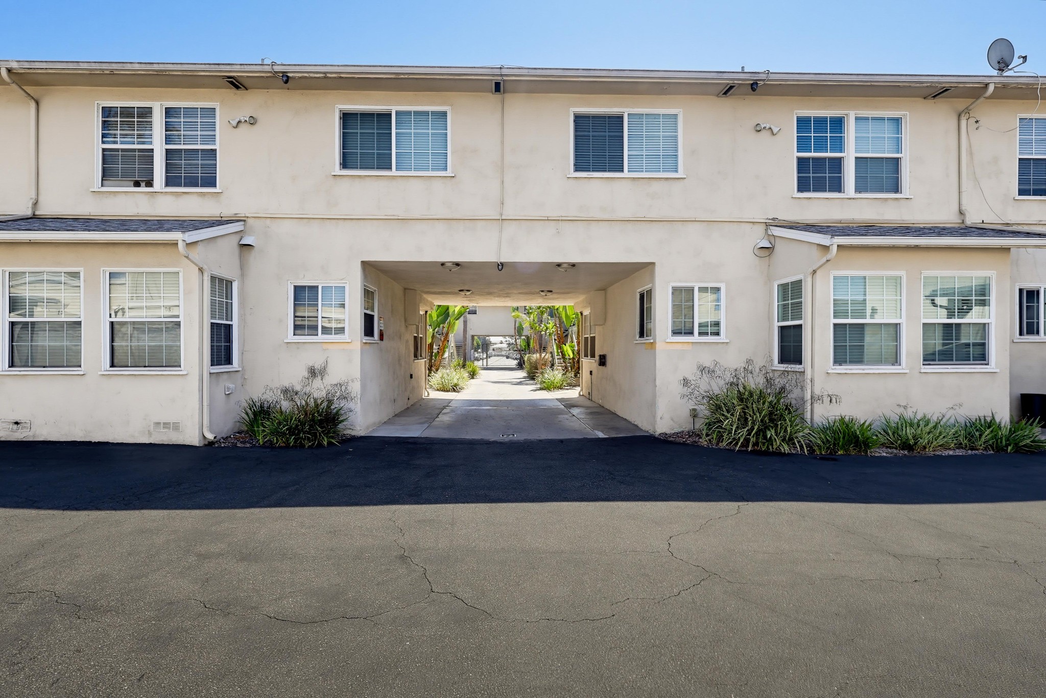 Virtual tour photo 4 of 41 for 6633 S Crenshaw Blvd