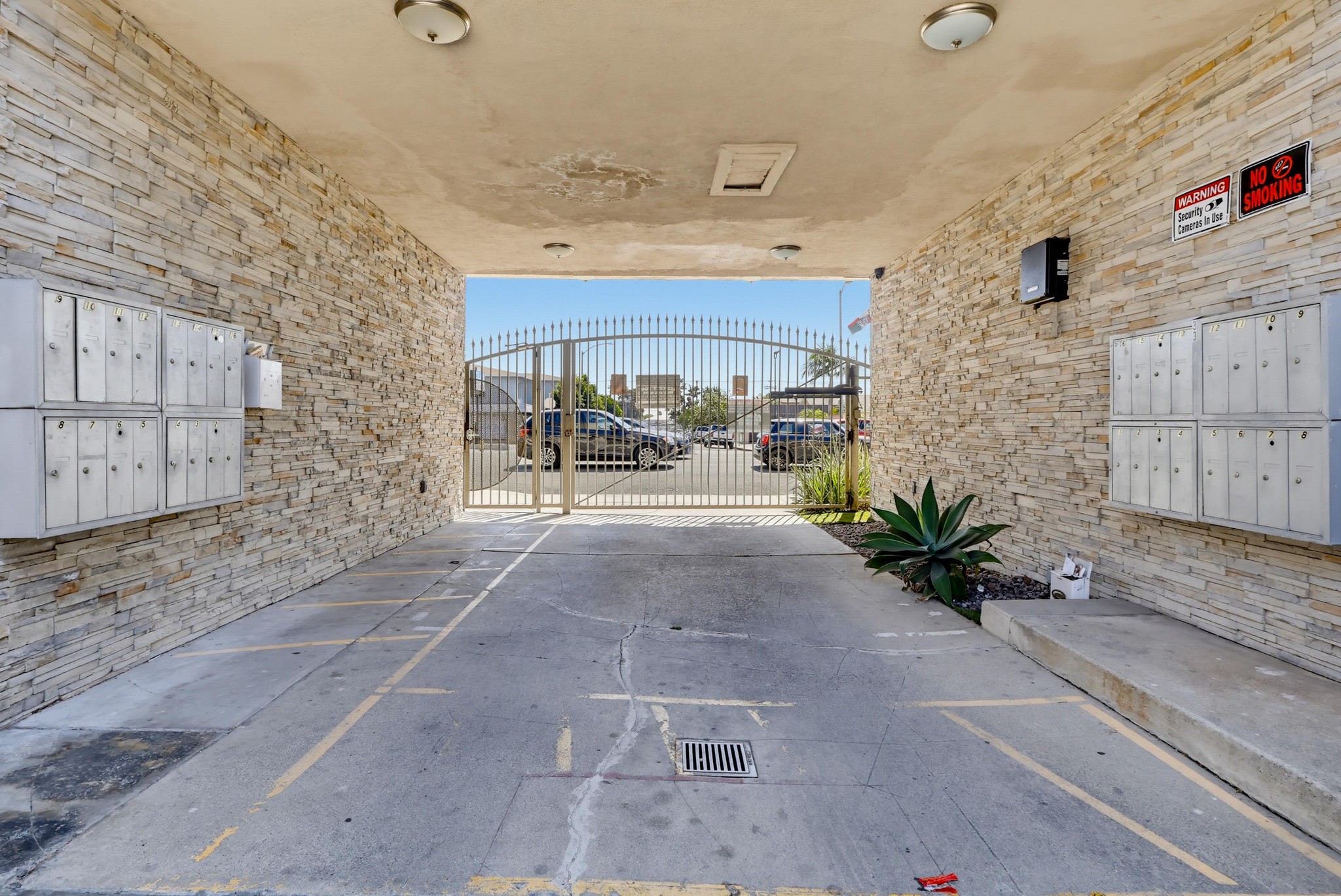 Virtual tour photo 5 of 41 for 6633 S Crenshaw Blvd