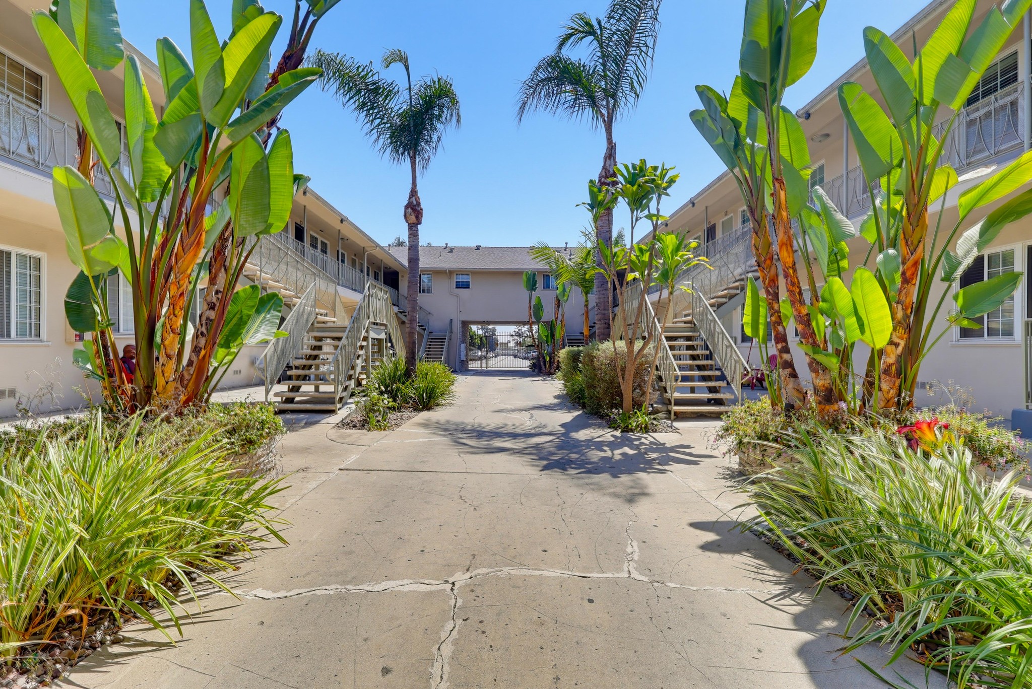 Virtual tour photo 6 of 41 for 6633 S Crenshaw Blvd