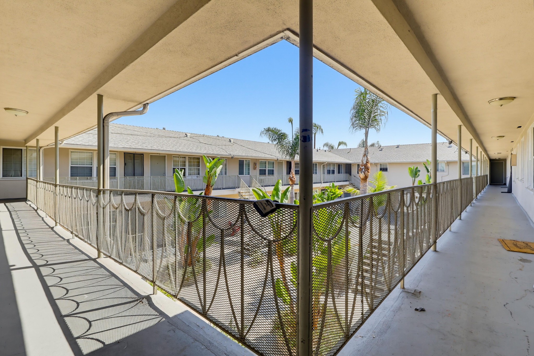 Virtual tour photo 8 of 41 for 6633 S Crenshaw Blvd