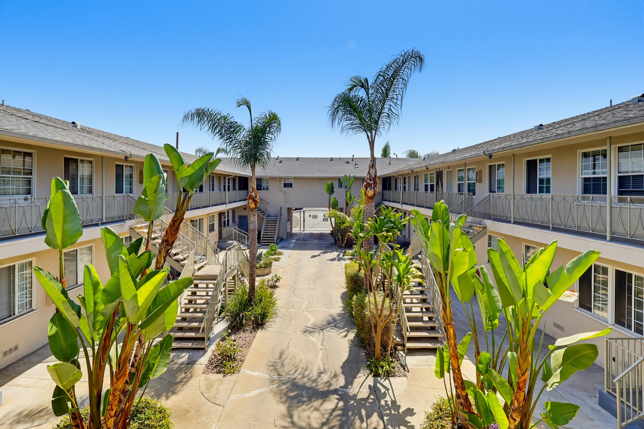 Virtual tour photo 9 of 41 for 6633 S Crenshaw Blvd