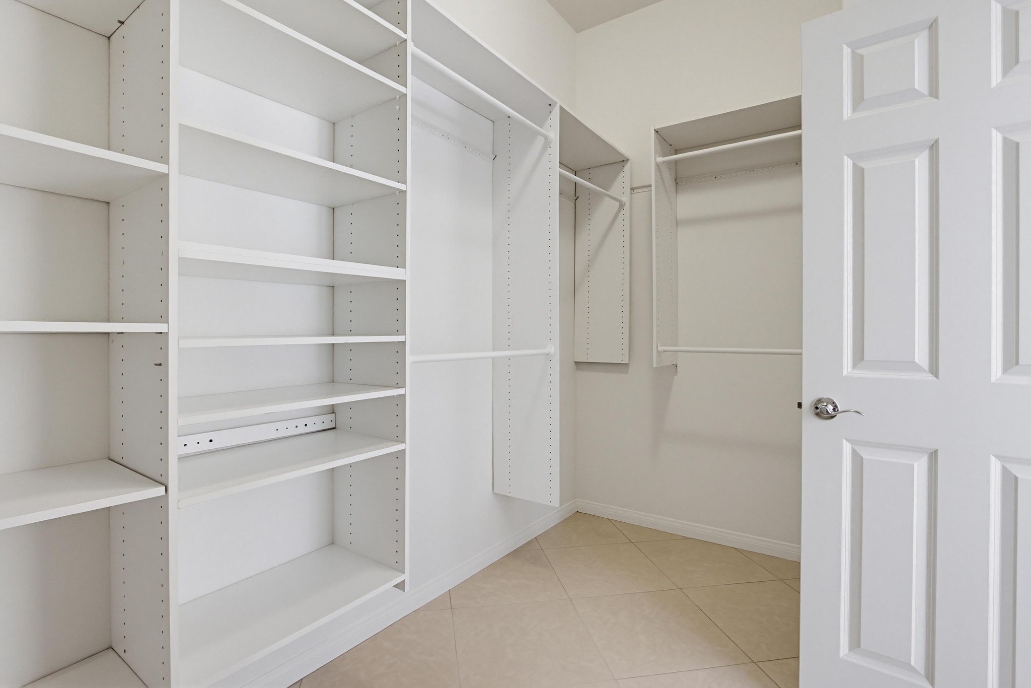 Virtual tour photo 39 of 68 for 672 Inverlochy Dr