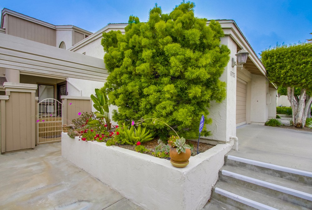 Virtual tour photo 3 of 45 for 6733 Fashion Hills Blvd