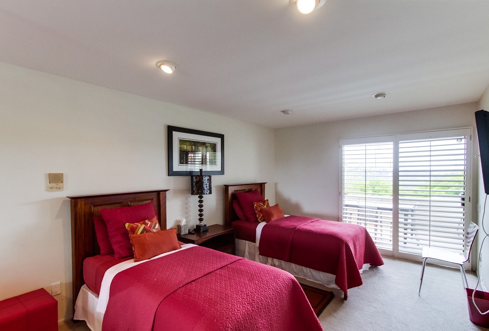 Virtual tour photo 32 of 45 for 6733 Fashion Hills Blvd