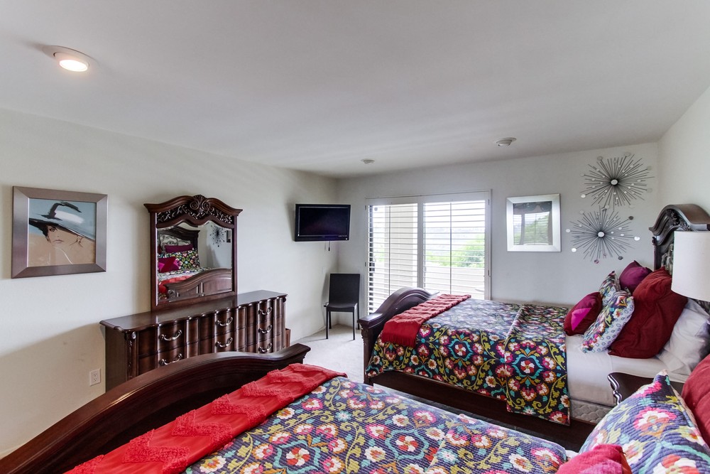Virtual tour photo 36 of 45 for 6733 Fashion Hills Blvd