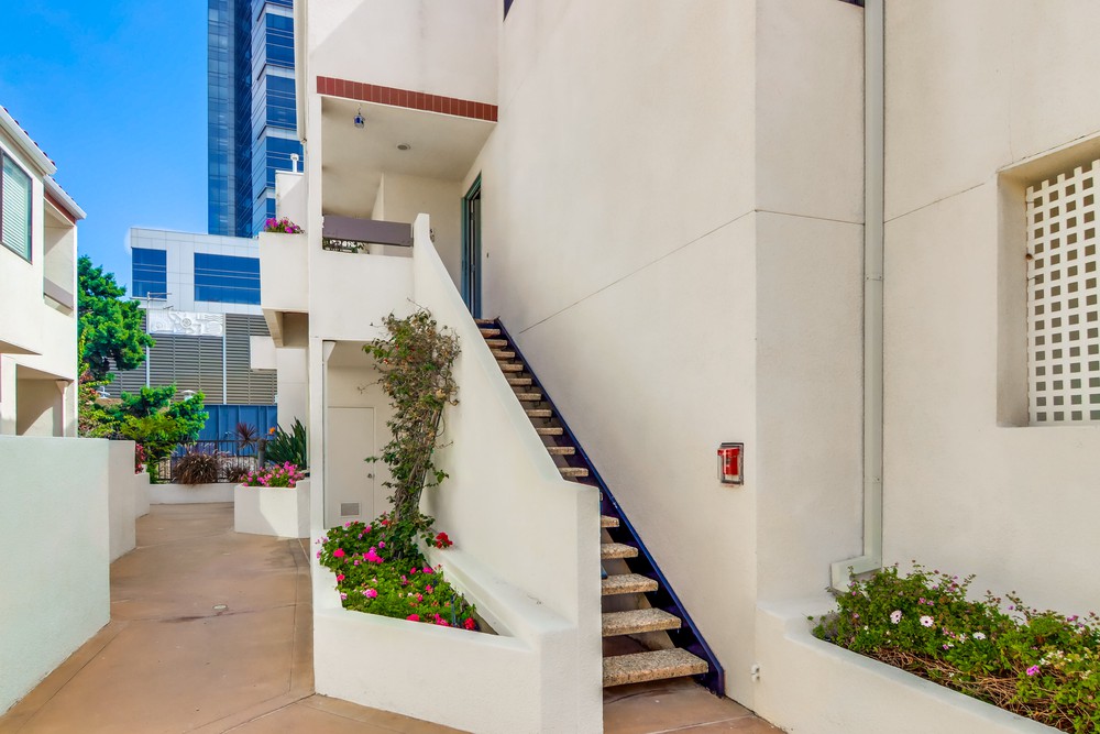 Virtual tour photo 10 of 53 for 701 Kettner Blvd UNIT 128