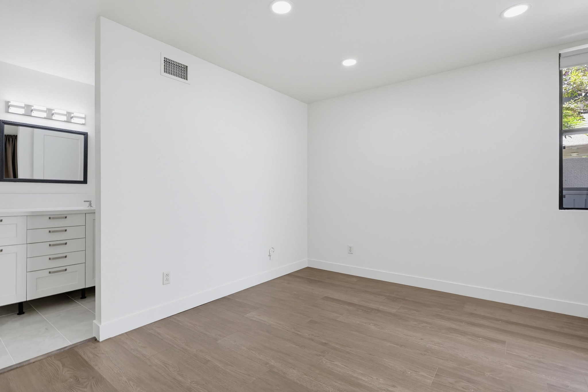 Virtual tour photo 24 of 40 for 701 Kettner Blvd Unit 151