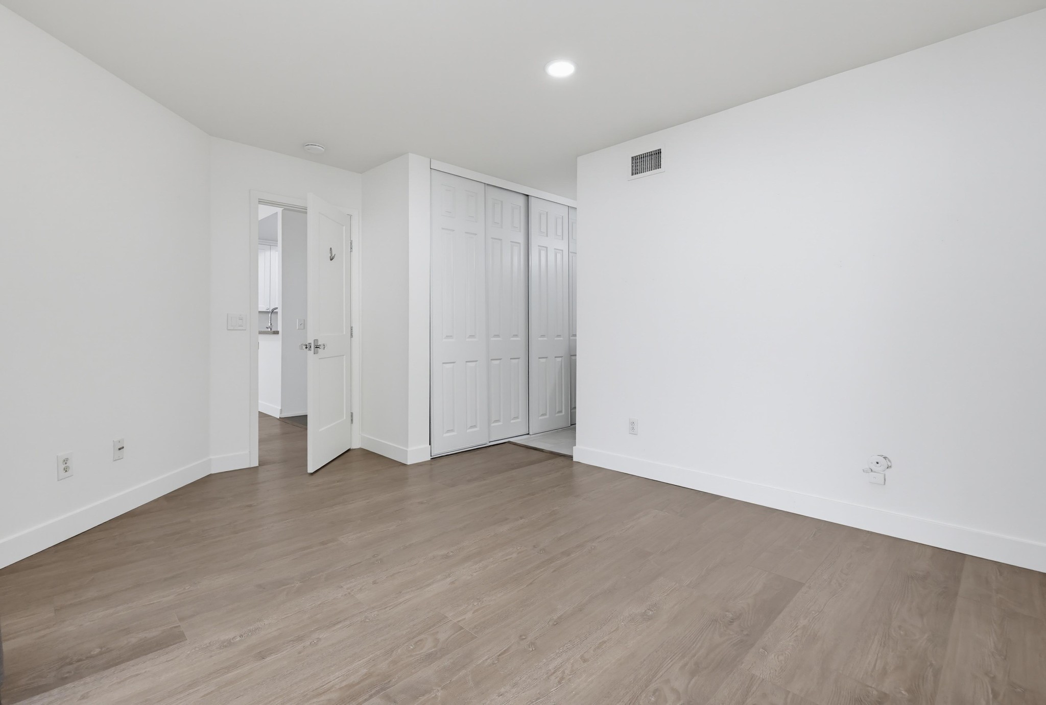 Virtual tour photo 27 of 40 for 701 Kettner Blvd Unit 151