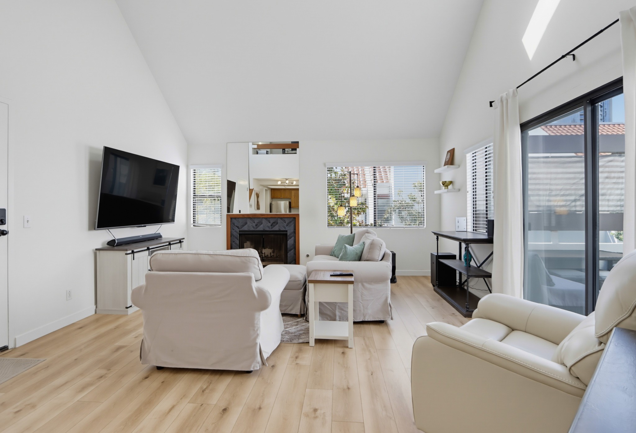 Virtual tour photo 10 of 50 for 701 Kettner Blvd Unit 212