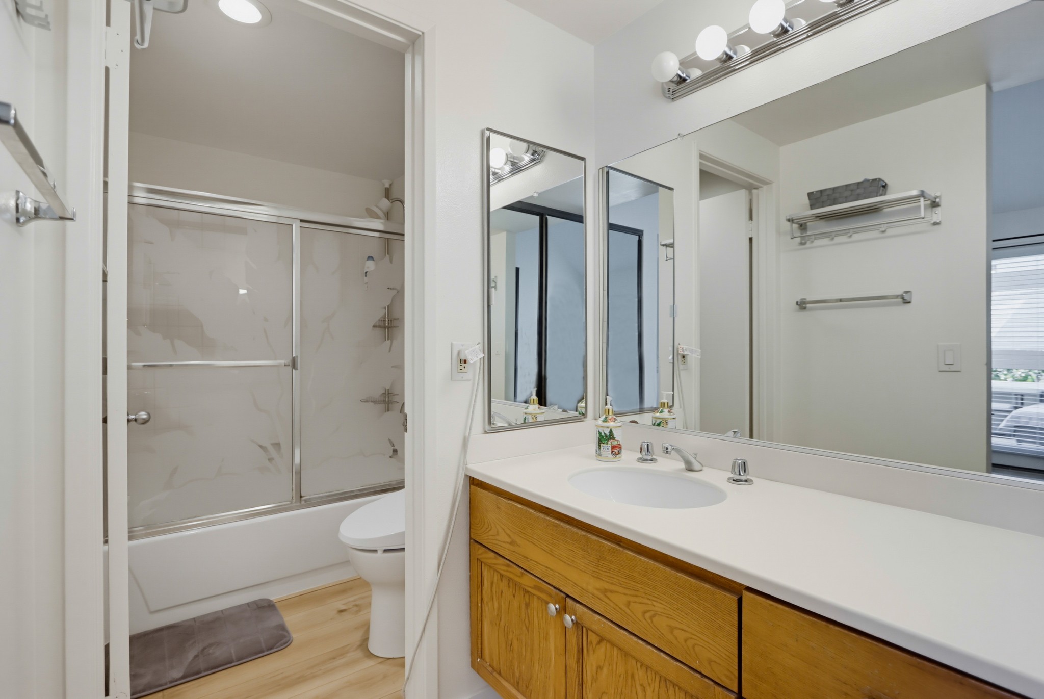 Virtual tour photo 36 of 50 for 701 Kettner Blvd Unit 212