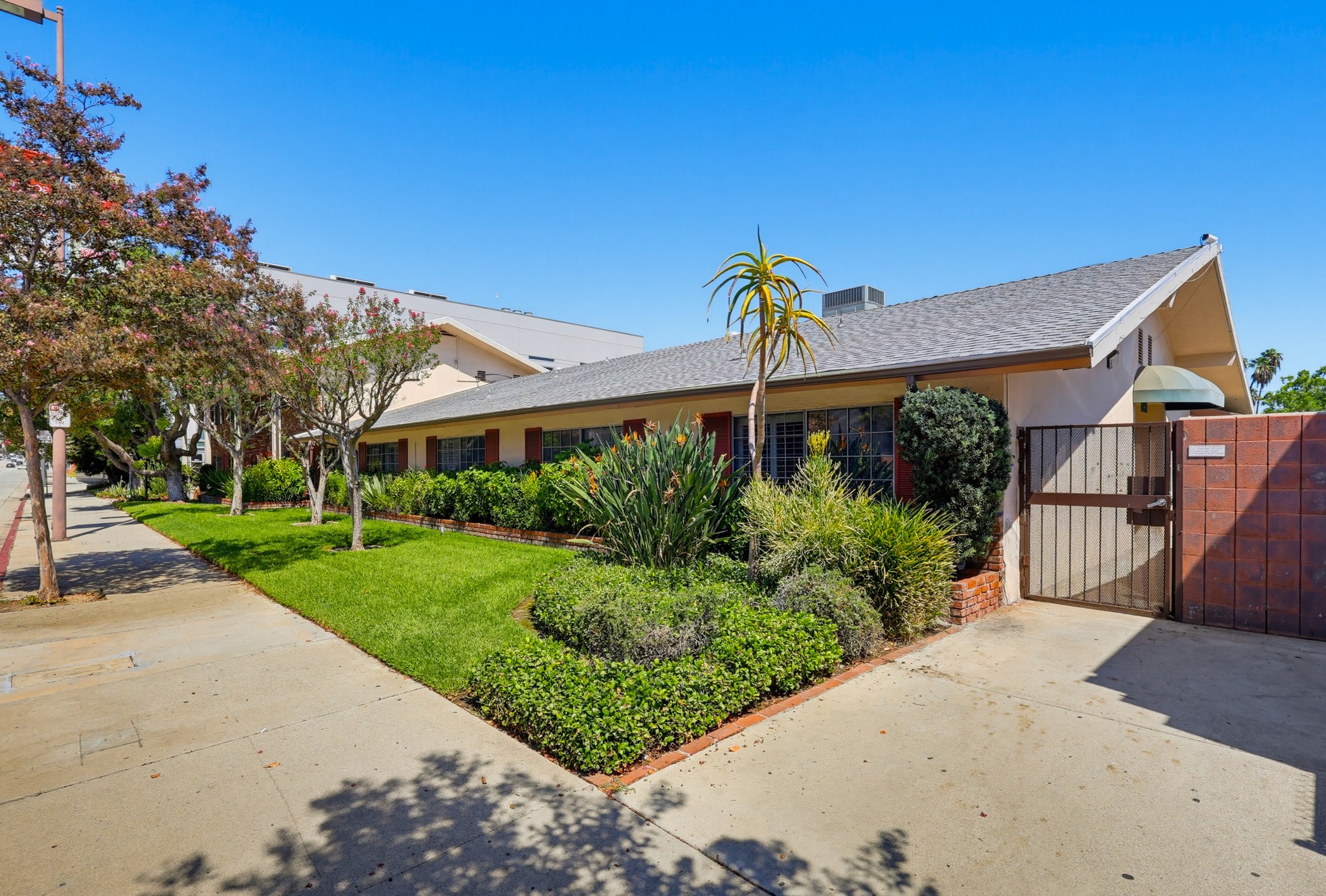 Virtual tour photo 1 of 43 for 716 S Fair Oaks Ave