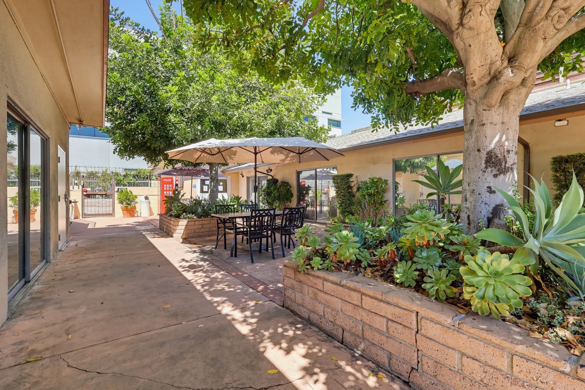 Virtual tour photo 6 of 43 for 716 S Fair Oaks Ave