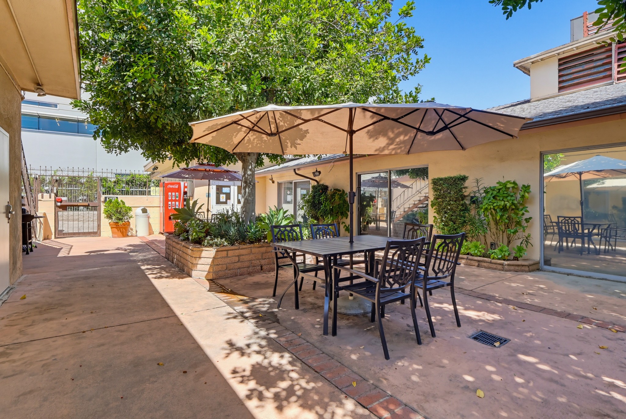 Virtual tour photo 7 of 43 for 716 S Fair Oaks Ave