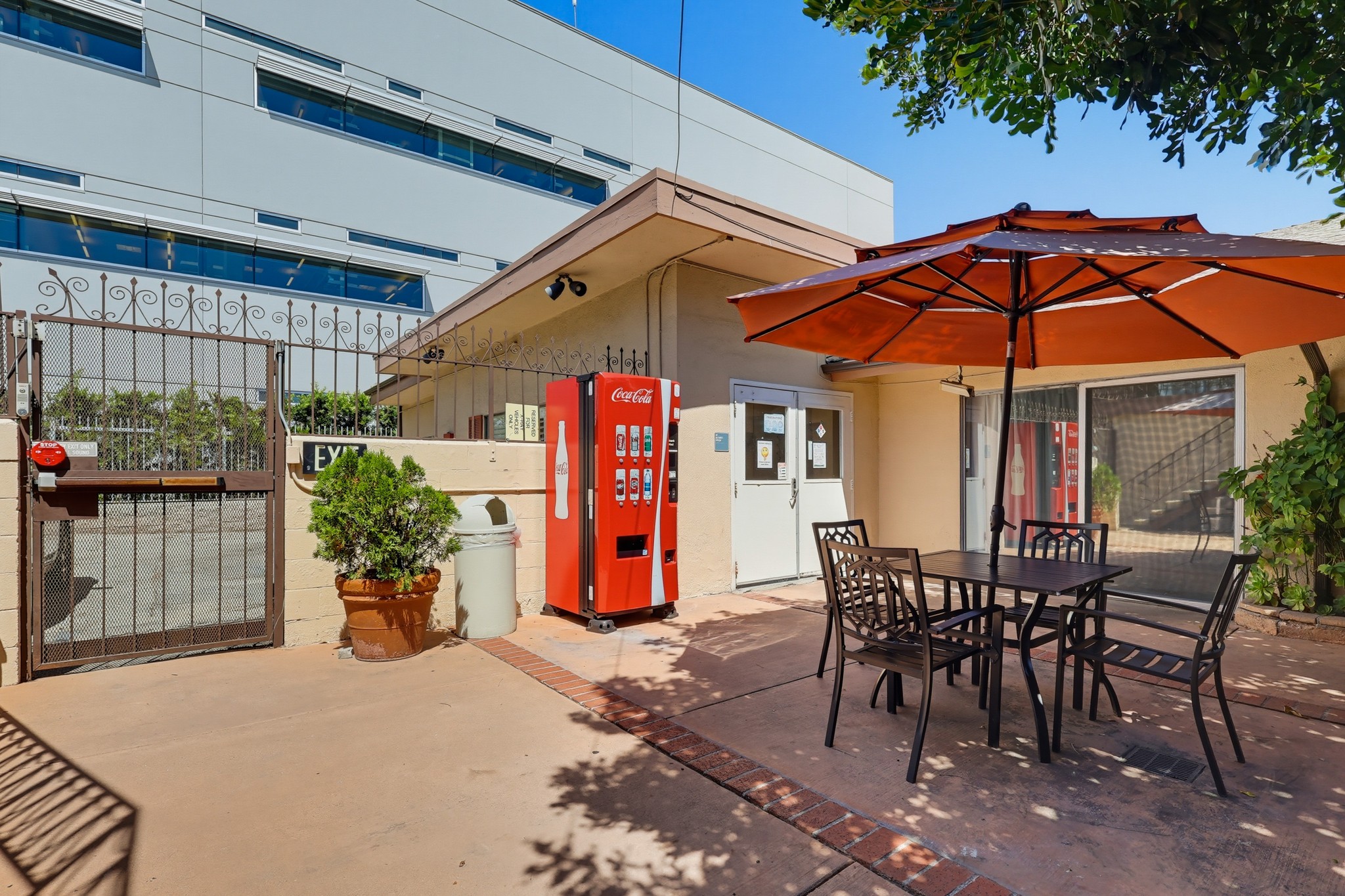 Virtual tour photo 8 of 43 for 716 S Fair Oaks Ave