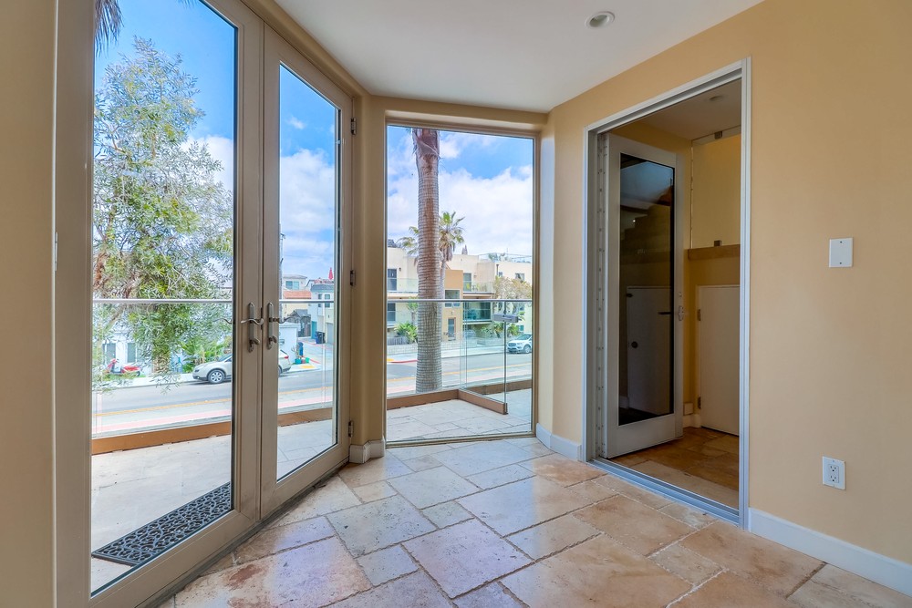 Virtual tour photo 9 of 48 for 719 Manhattan Ct