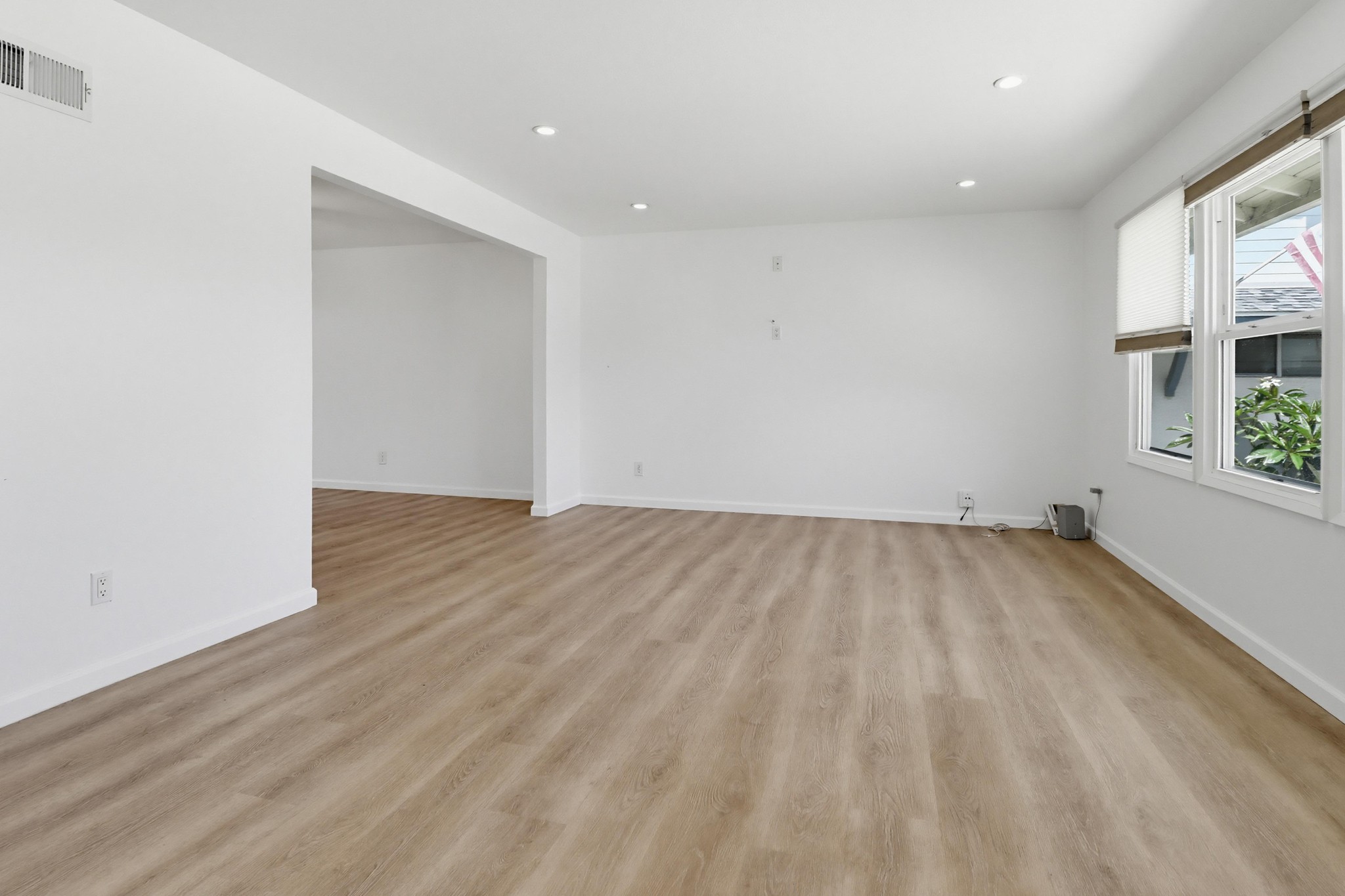 Virtual tour photo 16 of 48 for 720 Safford Ave