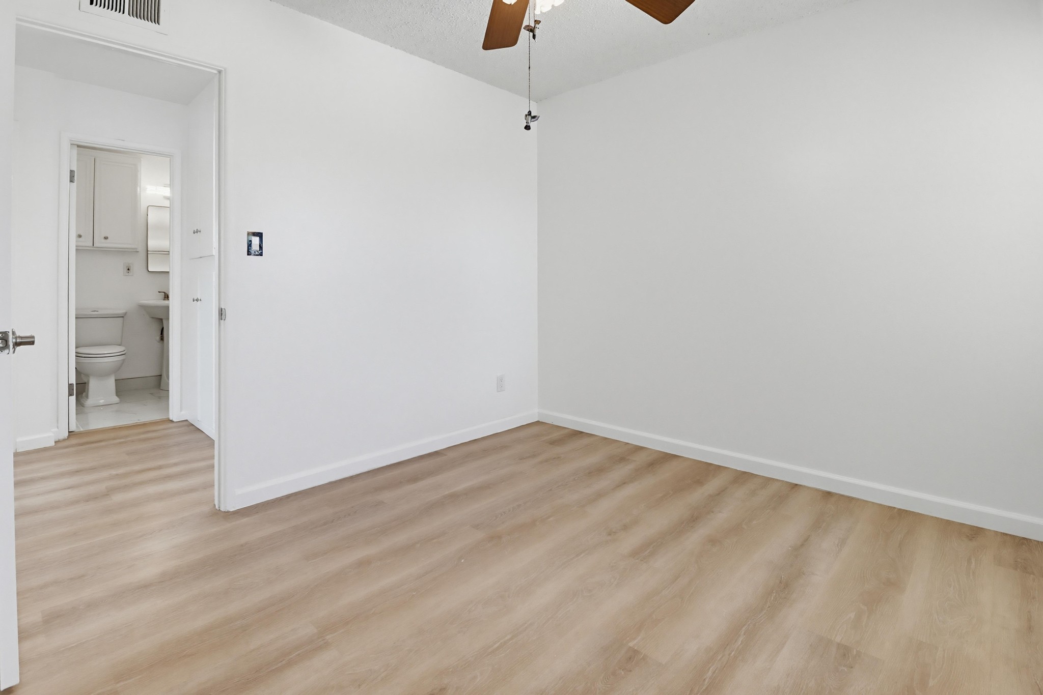 Virtual tour photo 31 of 48 for 720 Safford Ave