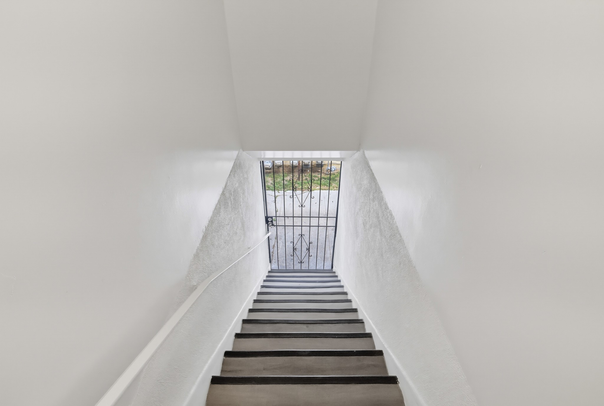 Virtual tour photo 10 of 118 for 721 W 54th St
