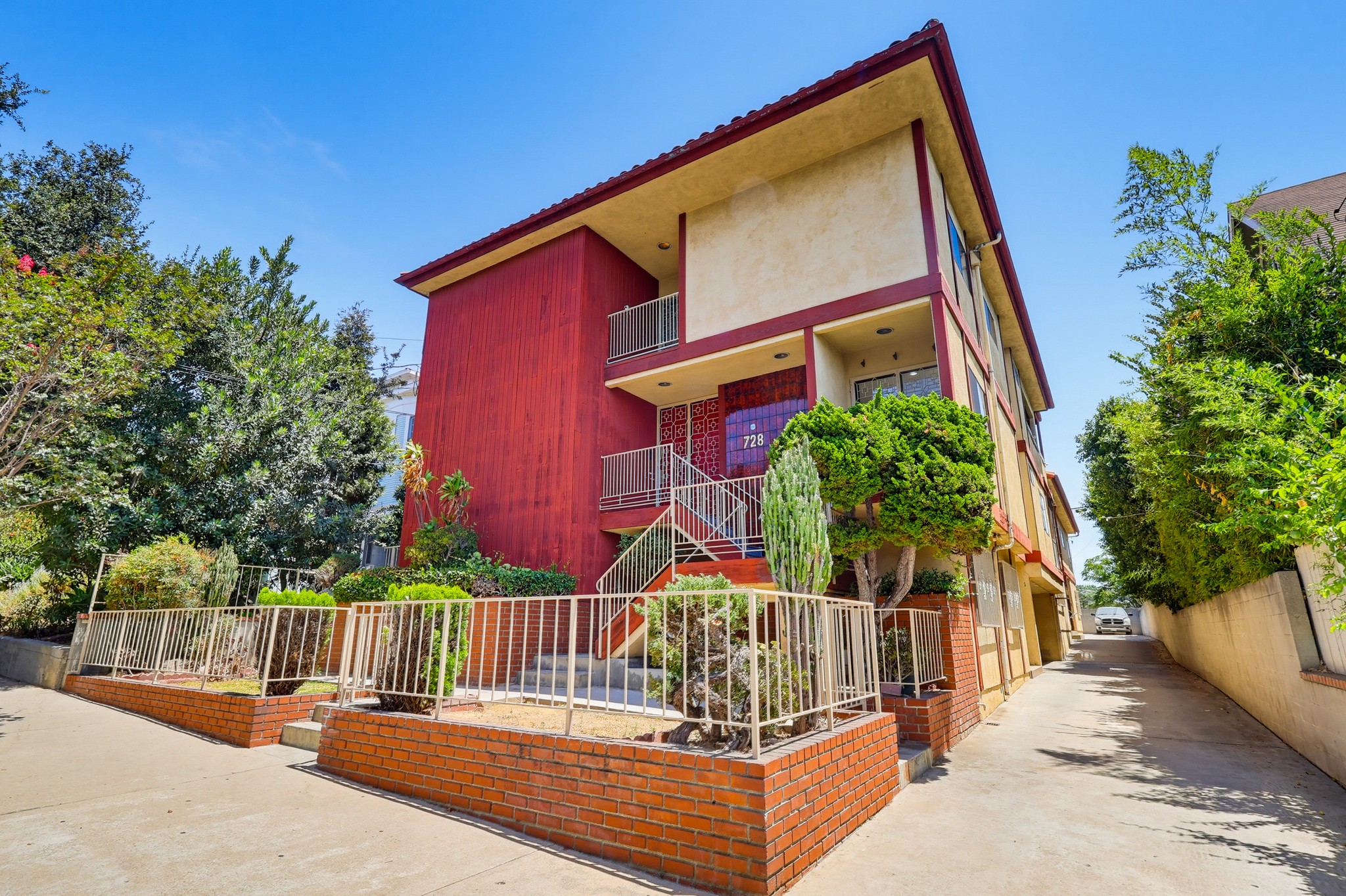 Virtual tour photo 1 of 97 for 728 E Kensington Rd