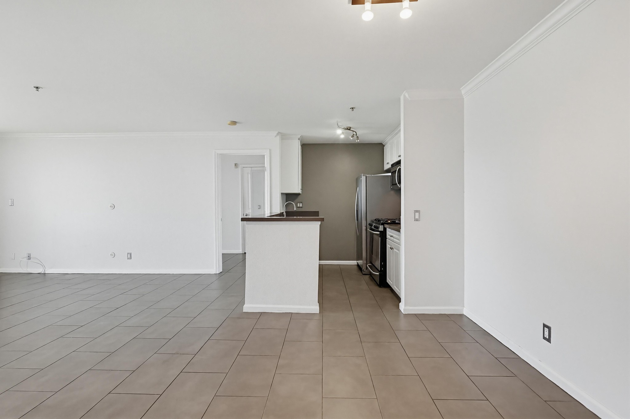 Virtual tour photo 5 of 49 for 7320 Hawthorn Ave