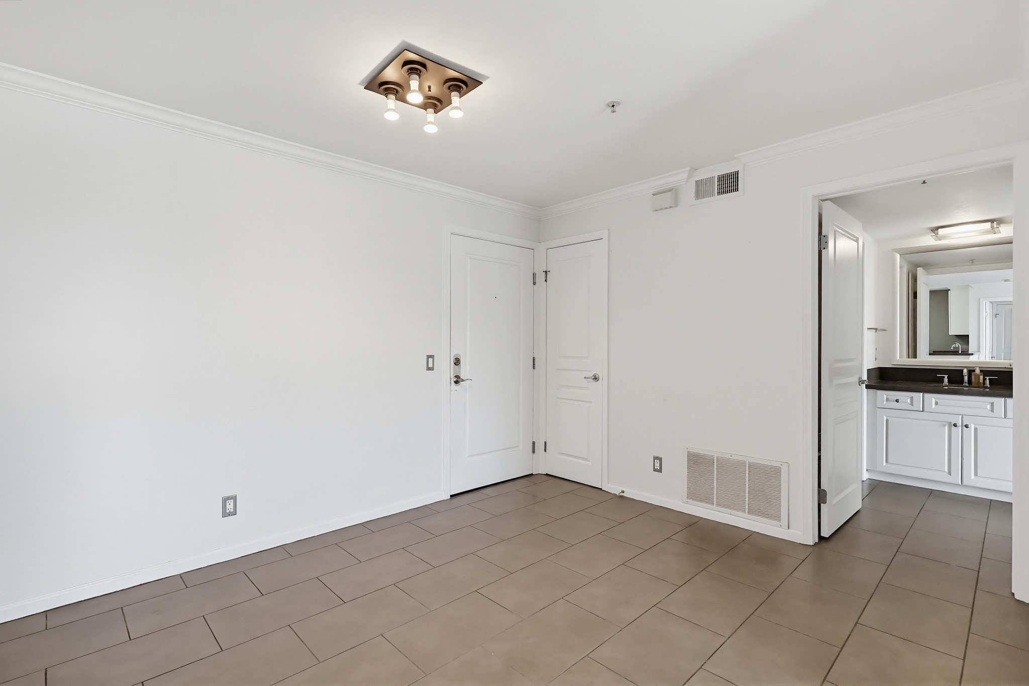 Virtual tour photo 8 of 49 for 7320 Hawthorn Ave