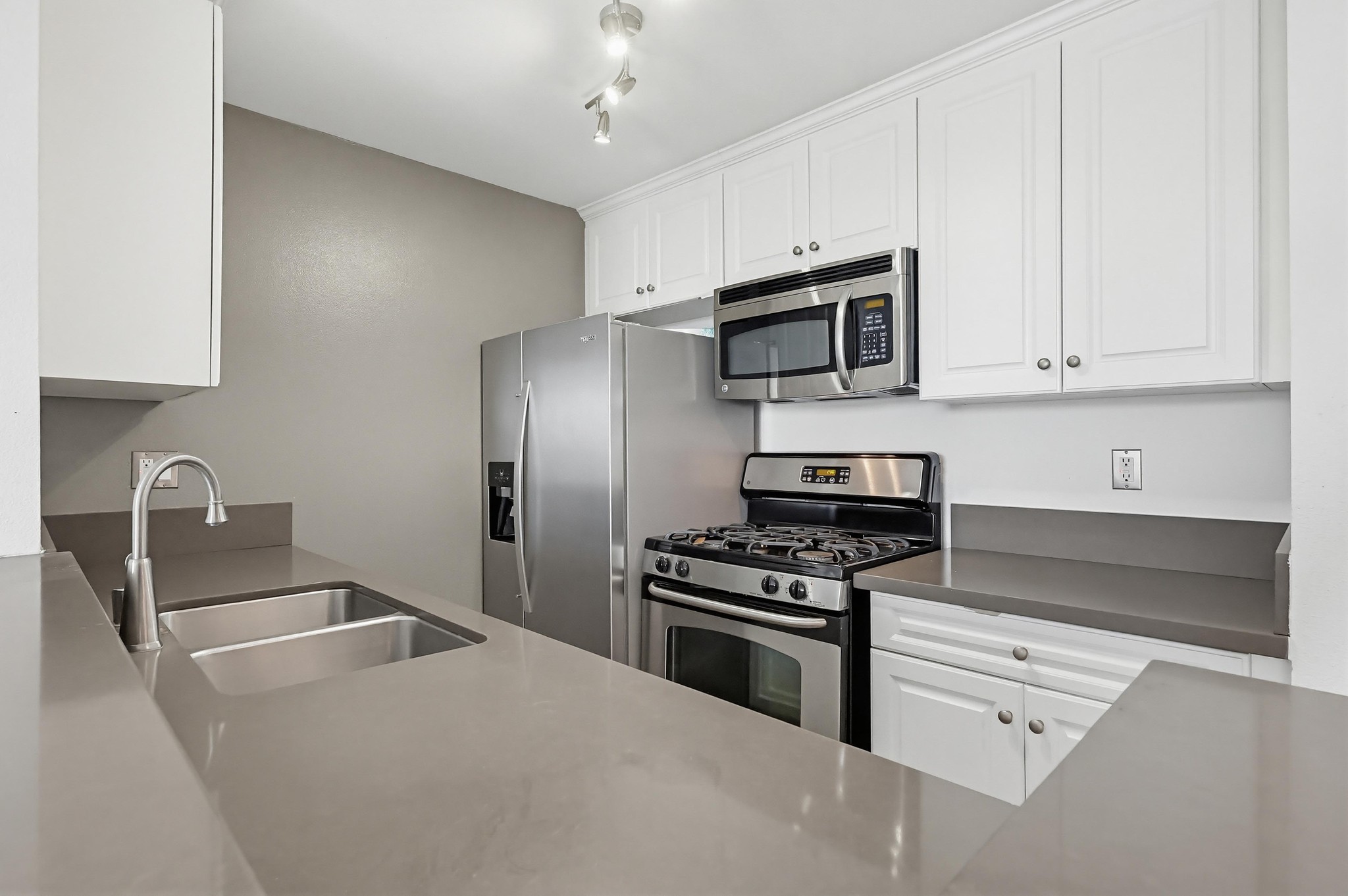 Virtual tour photo 8 of 35 for 7320 Hawthorn Ave