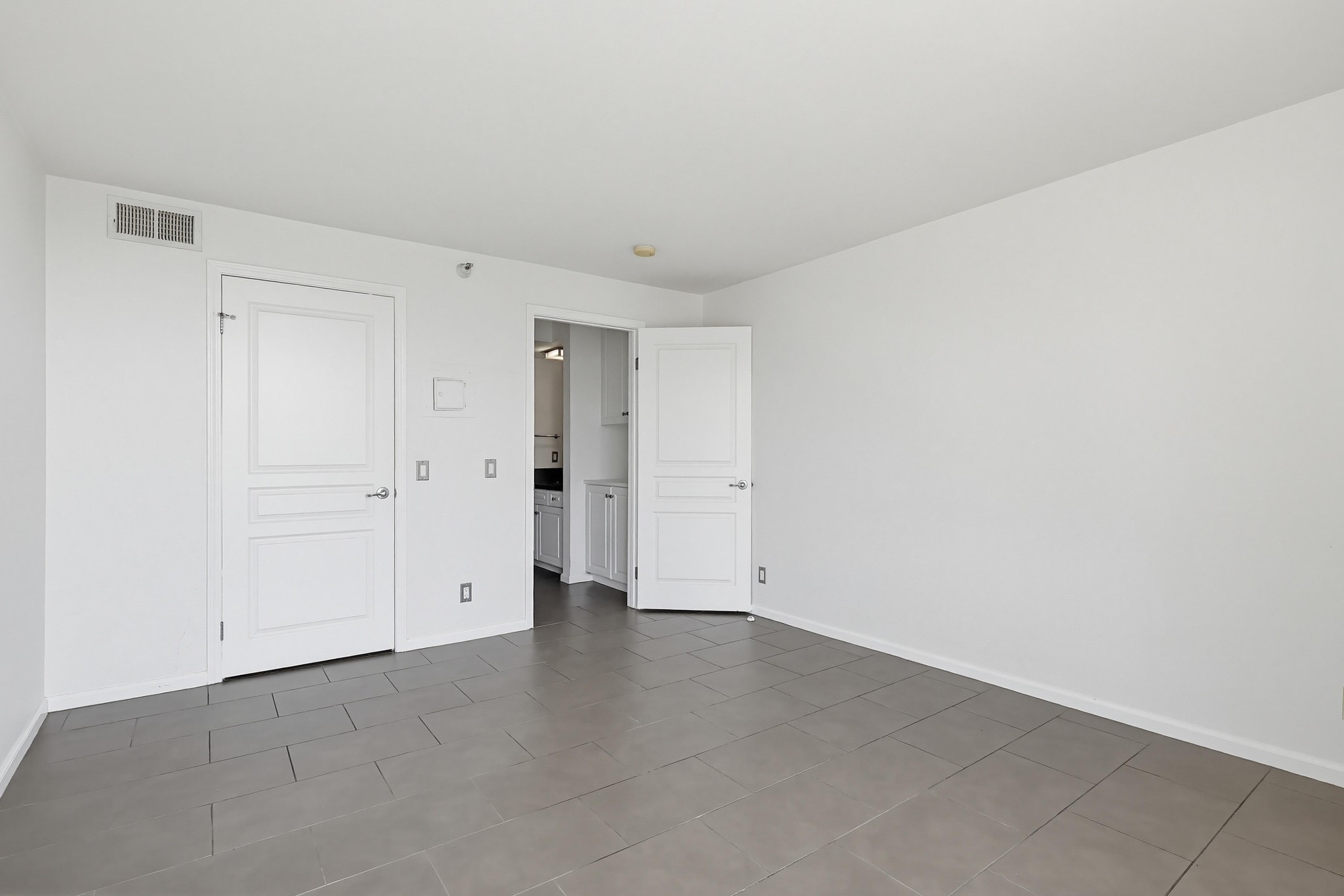 Virtual tour photo 20 of 35 for 7320 Hawthorn Ave