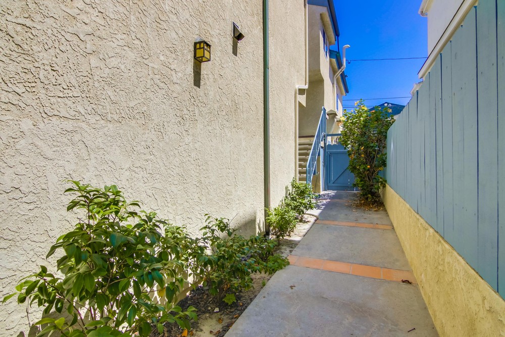 Virtual tour photo 1 of 43 for 735 Santa Clara Pl #3