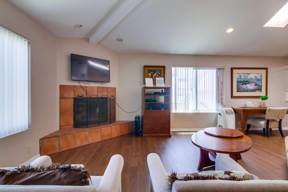 Virtual tour photo 10 of 43 for 735 Santa Clara Pl #3